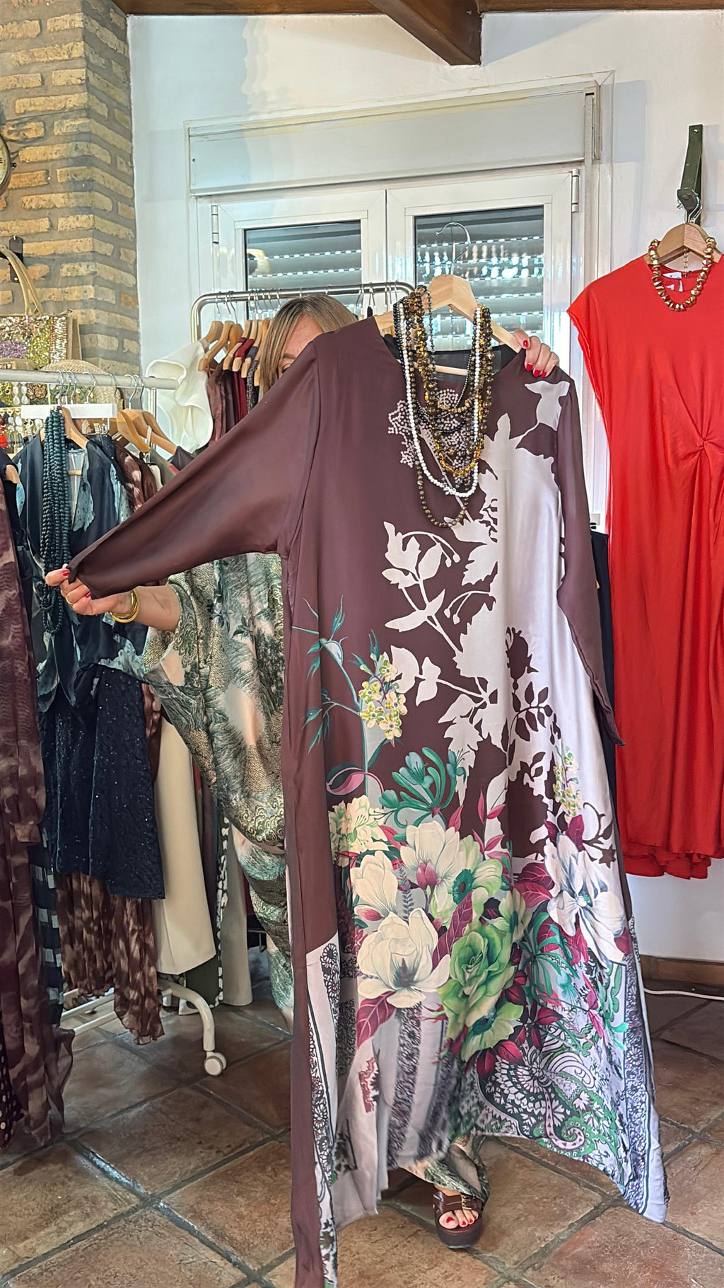 VESTIDO SATINADO FLOR CHOCOLATE