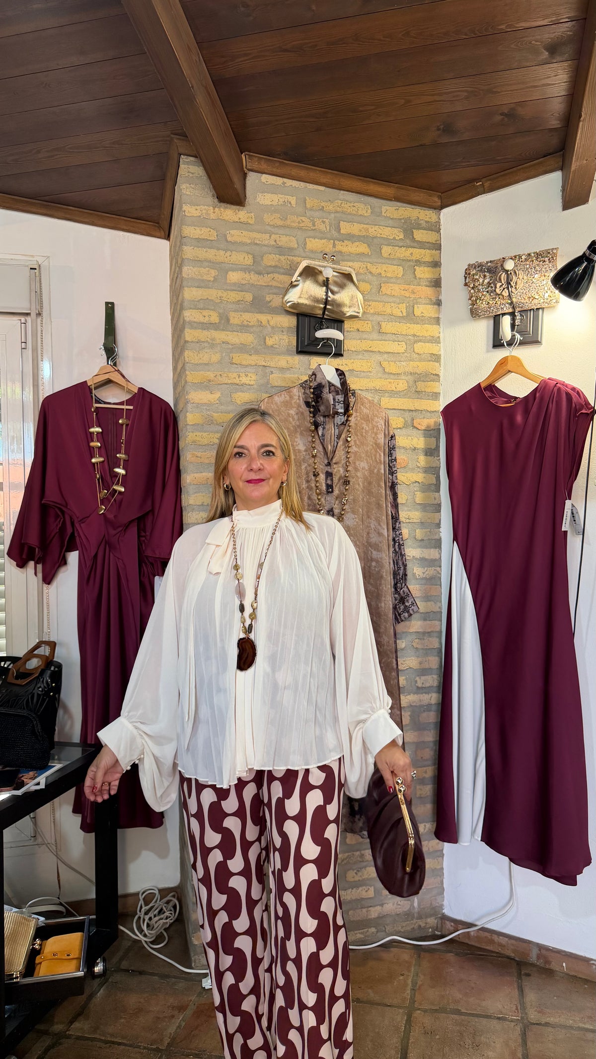 Pantalón beige y tinto