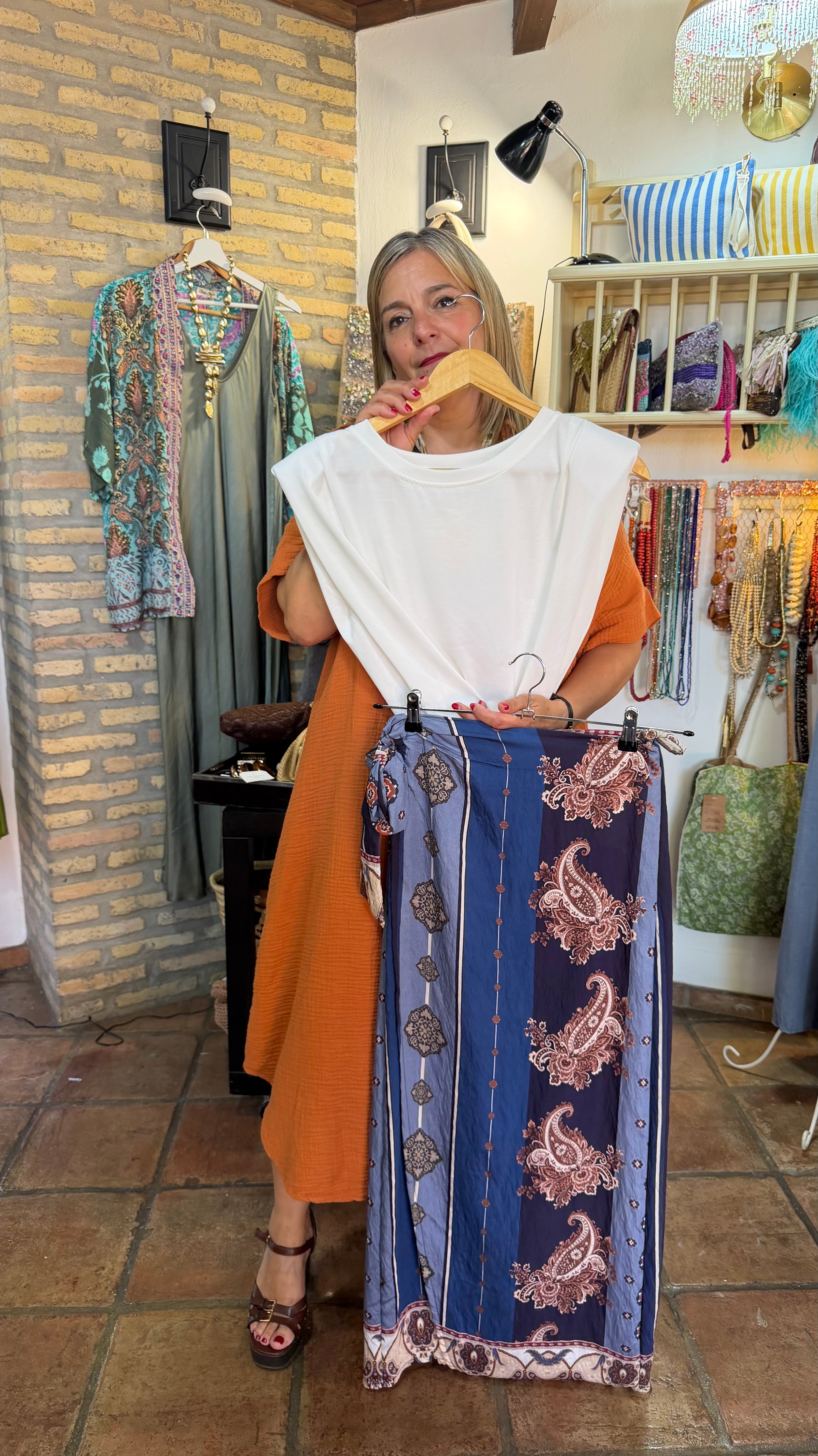 Camiseta blanca hombreras