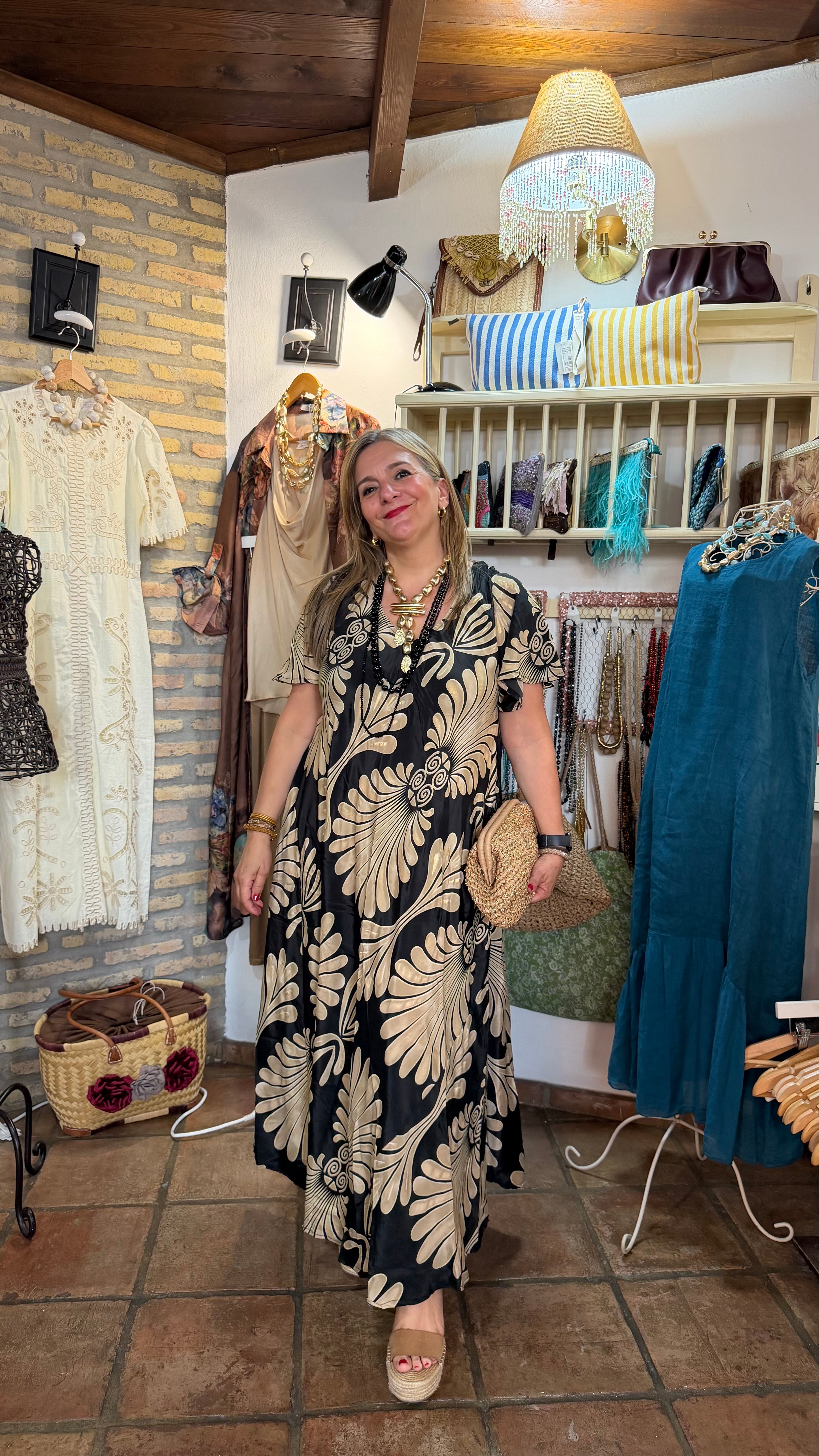 Vestido estampado negro y dorado