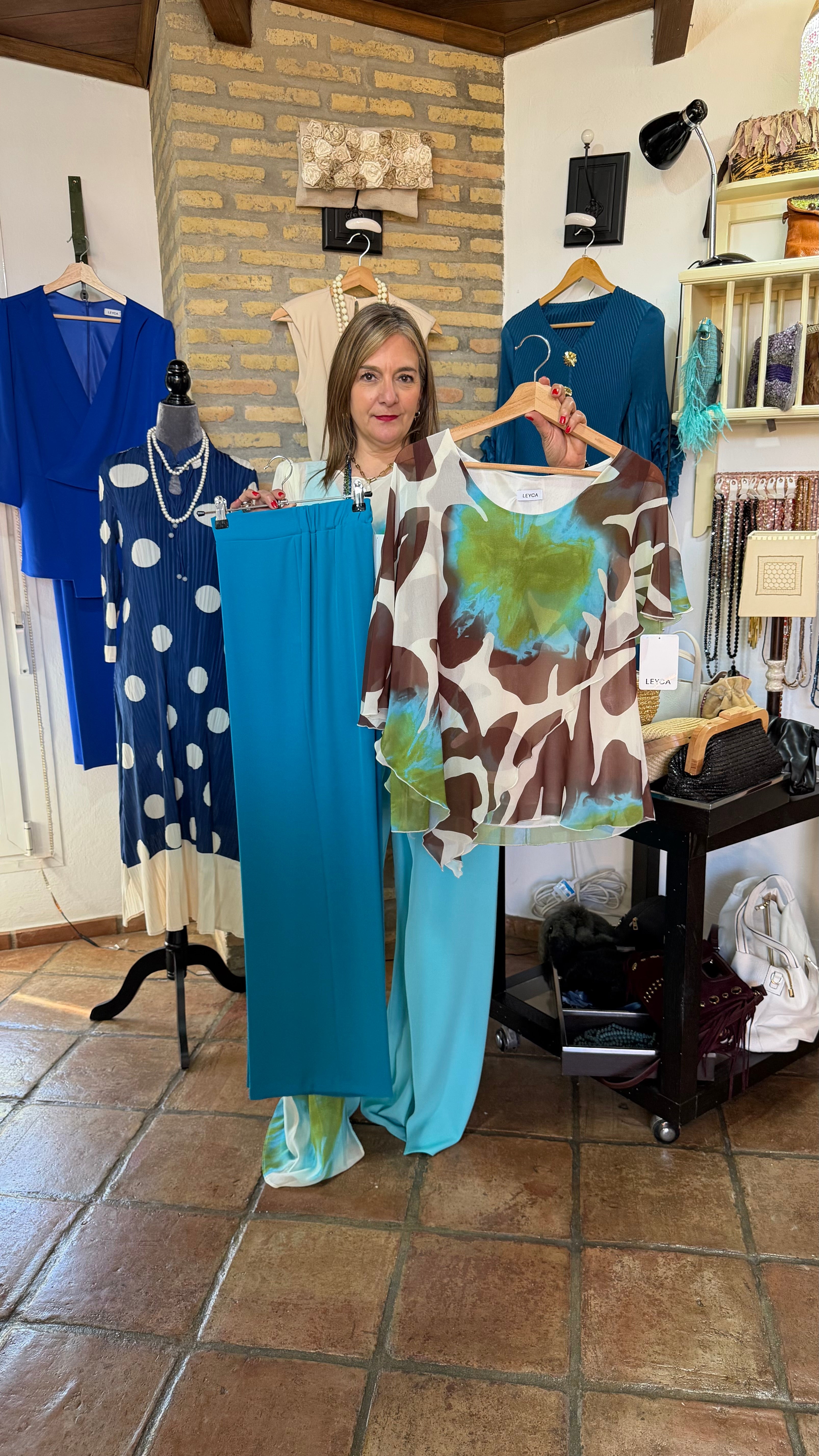 Camisa azul y marrón