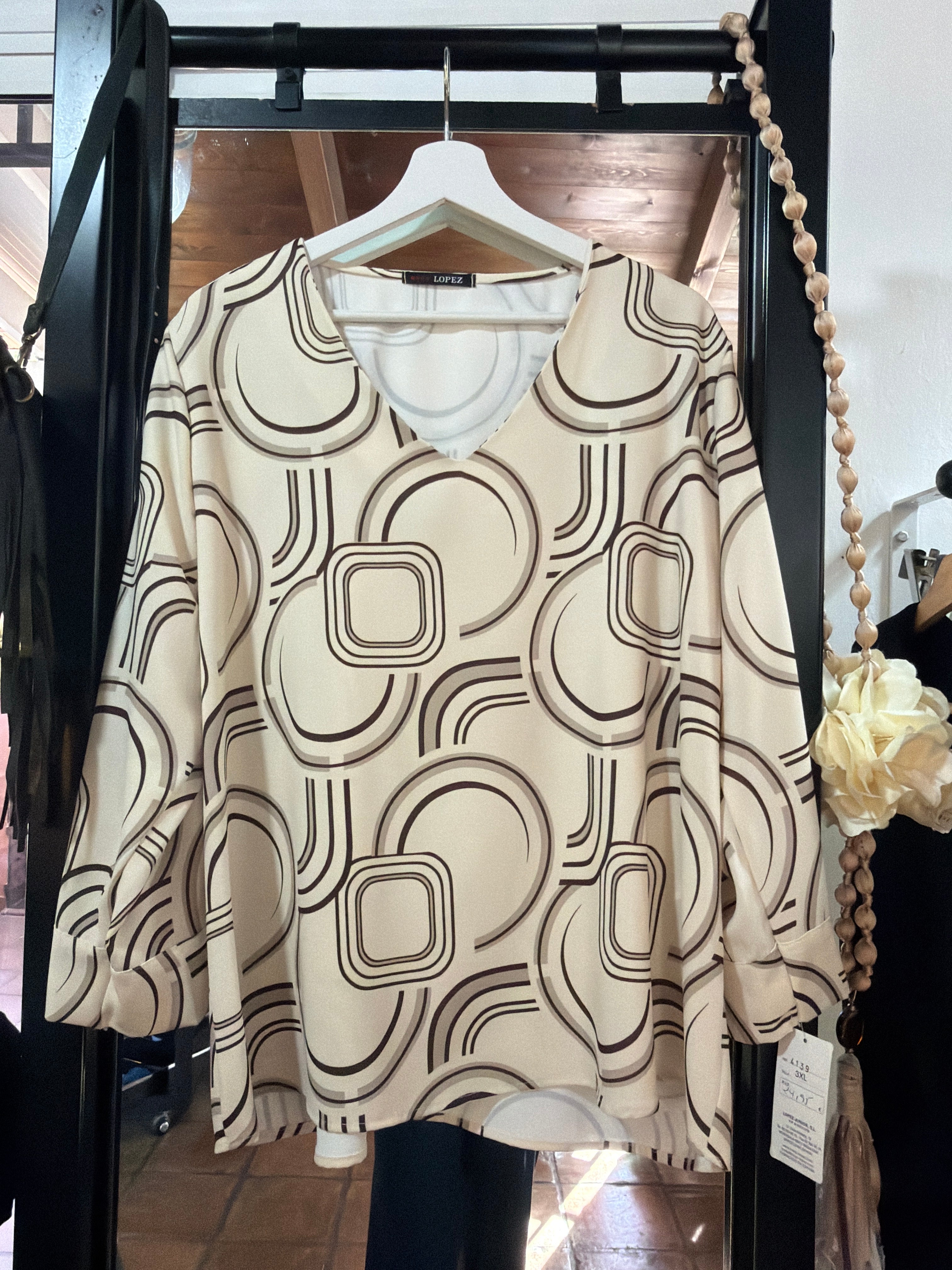 Camisa beige detalles