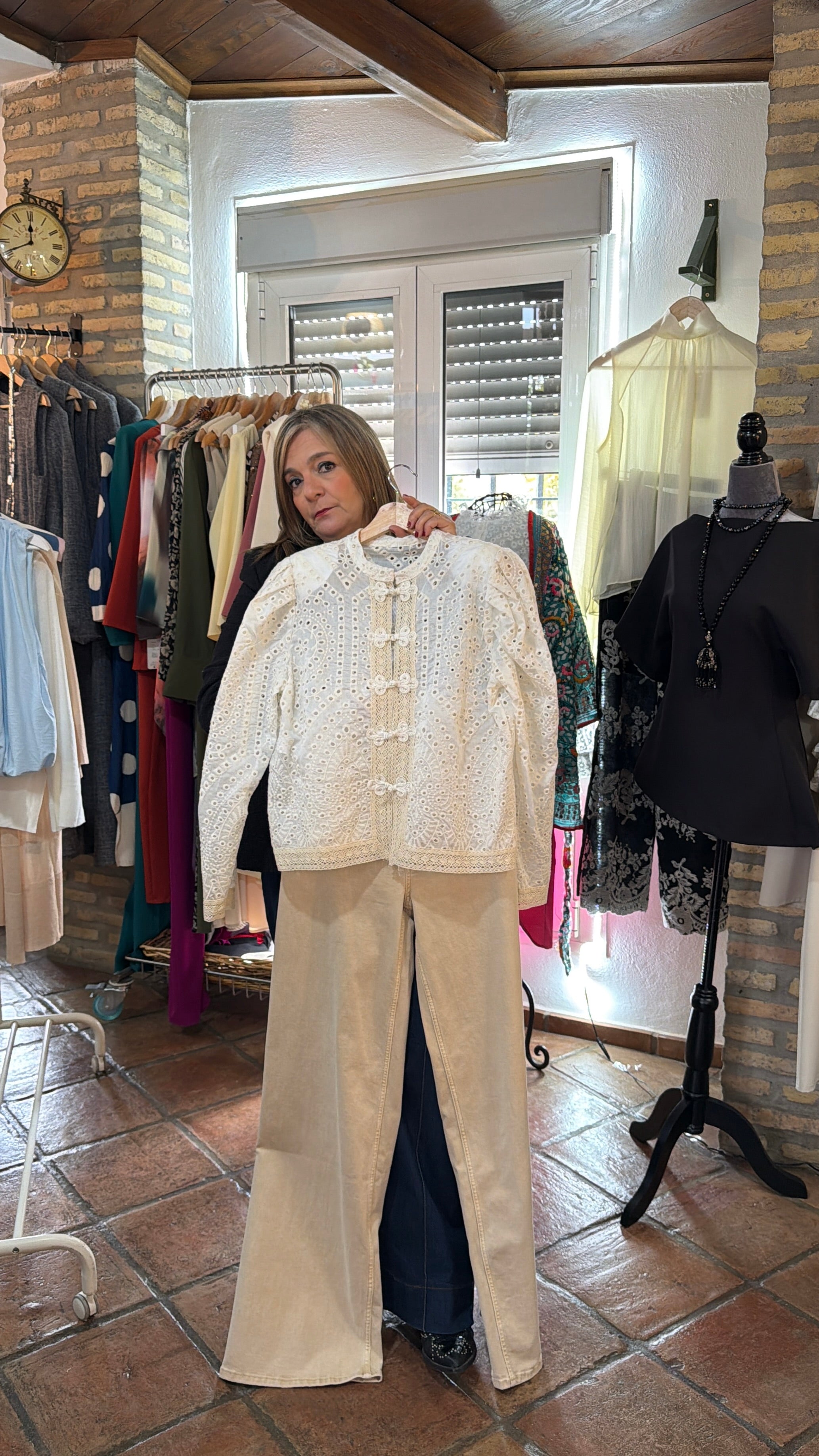 Chaqueta perforada hombreras