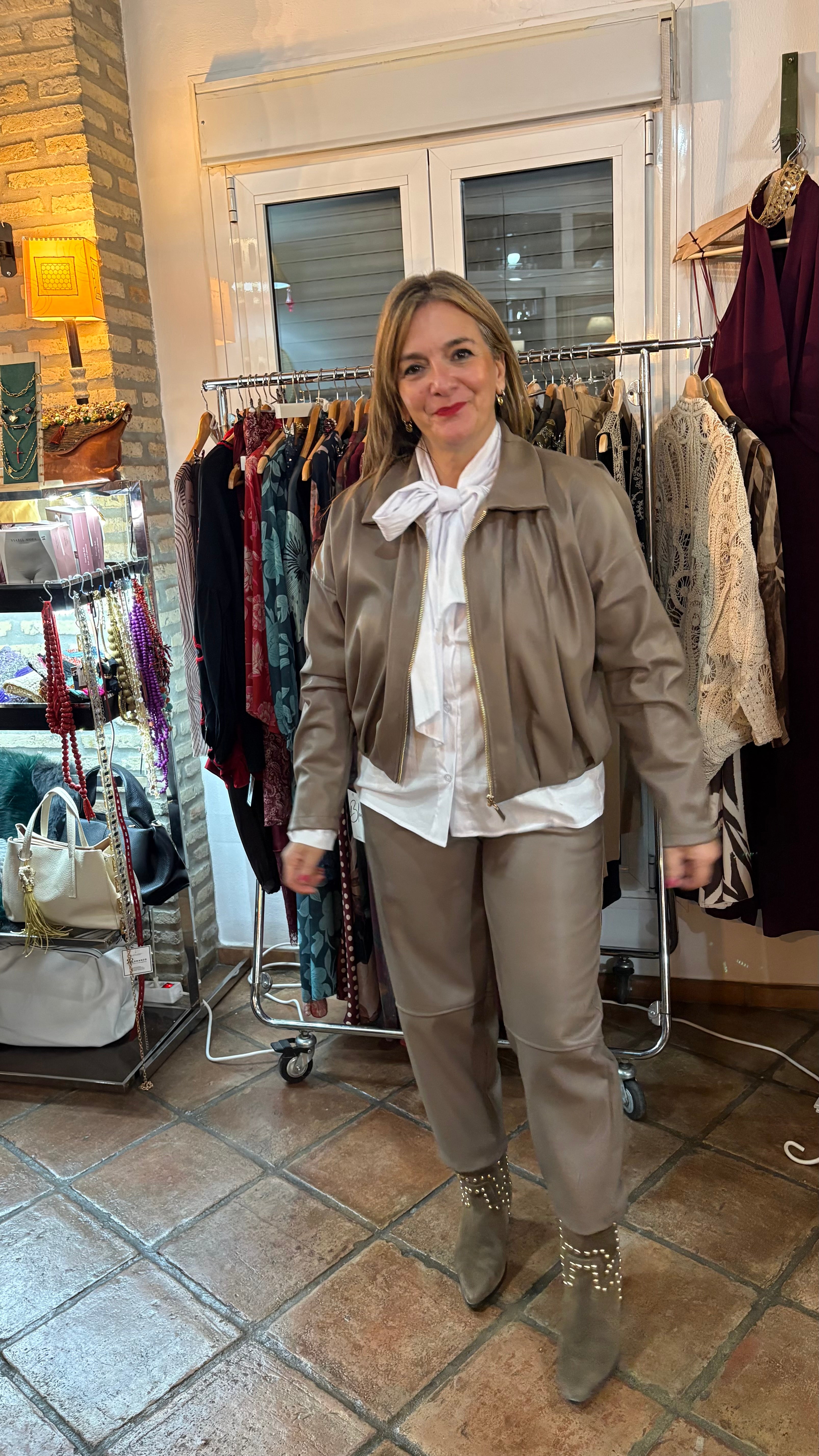 Pantalón polipiel camel