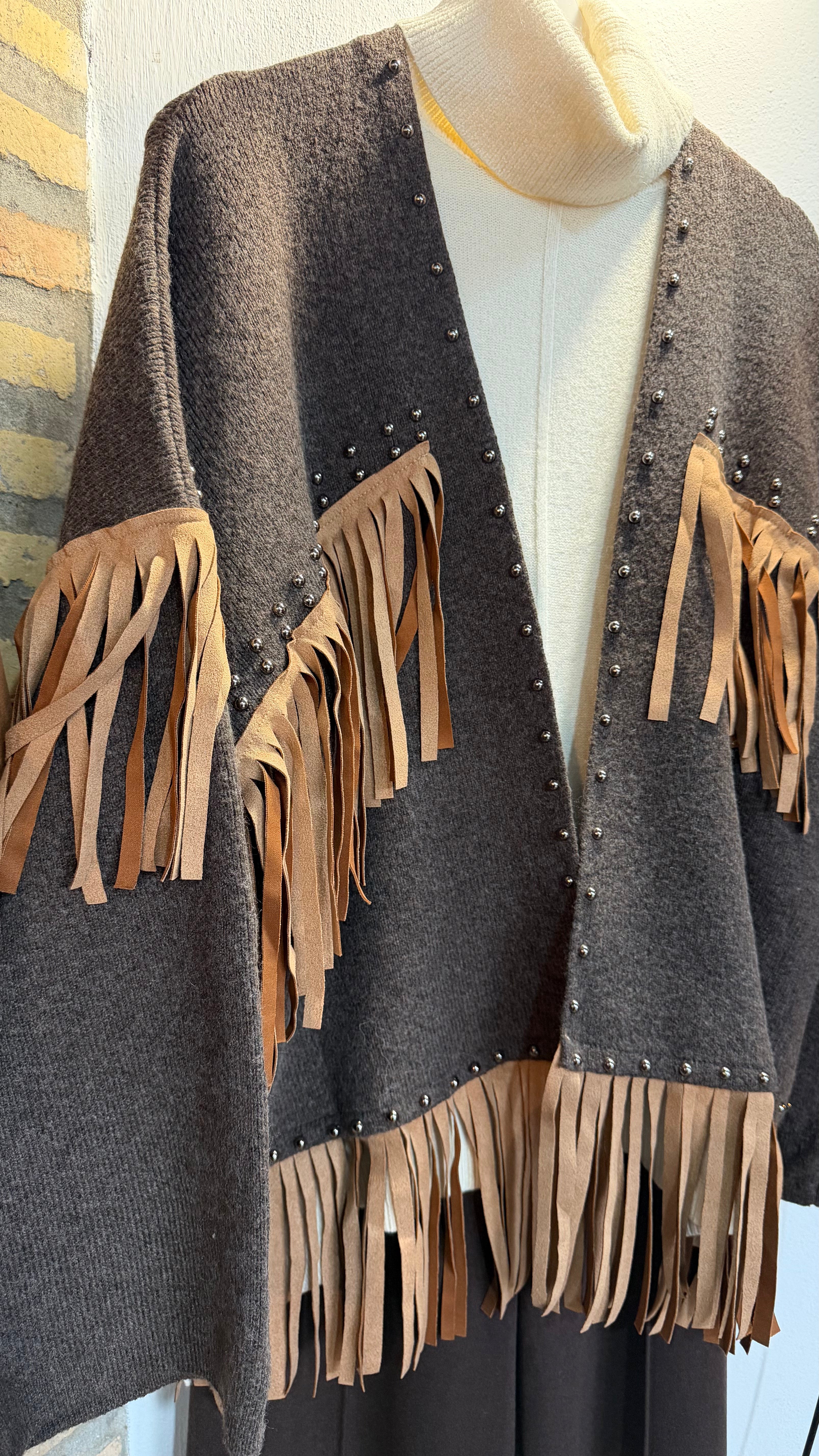 Chaqueta punto flecos