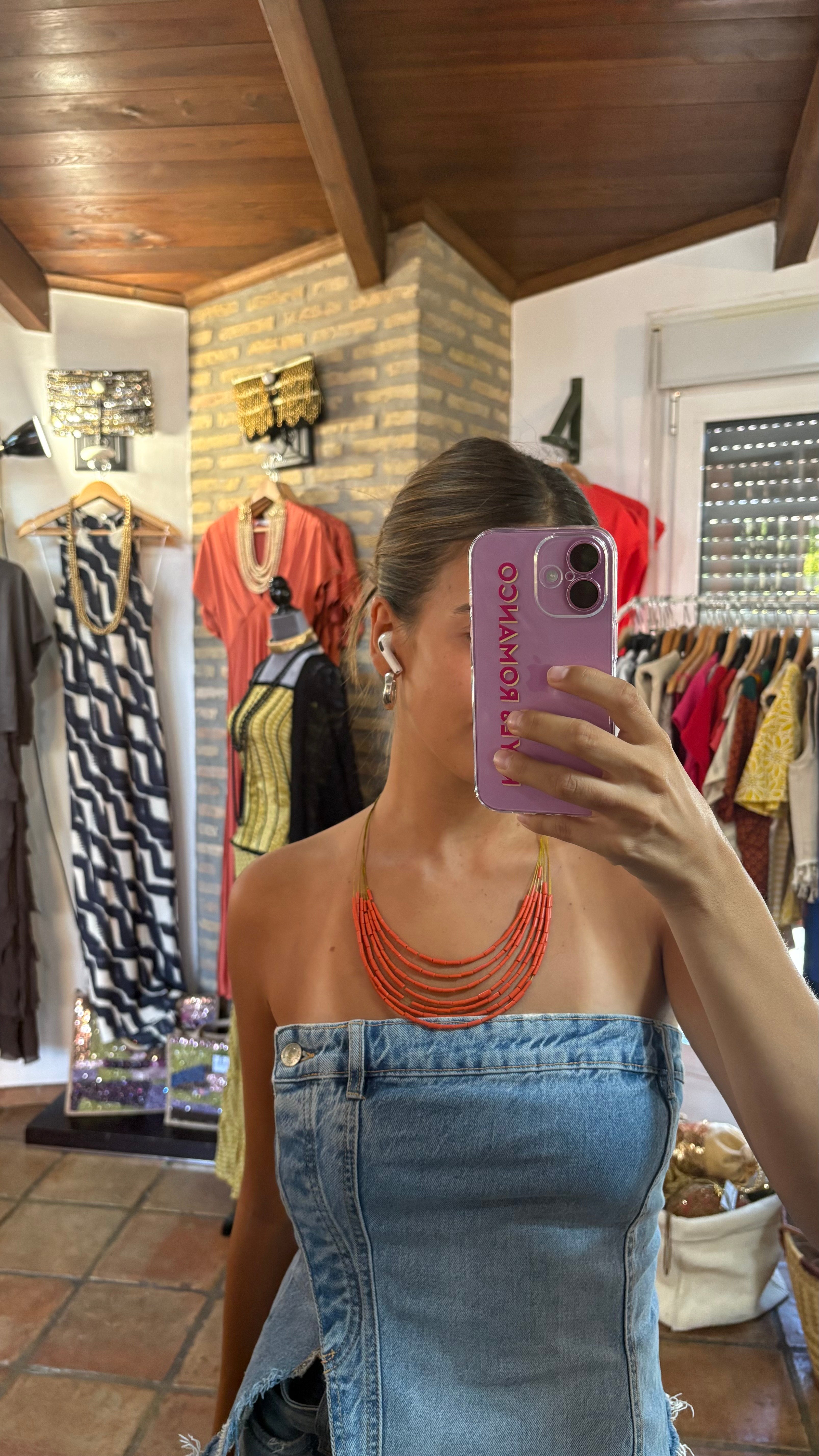 Collar dorado y coral