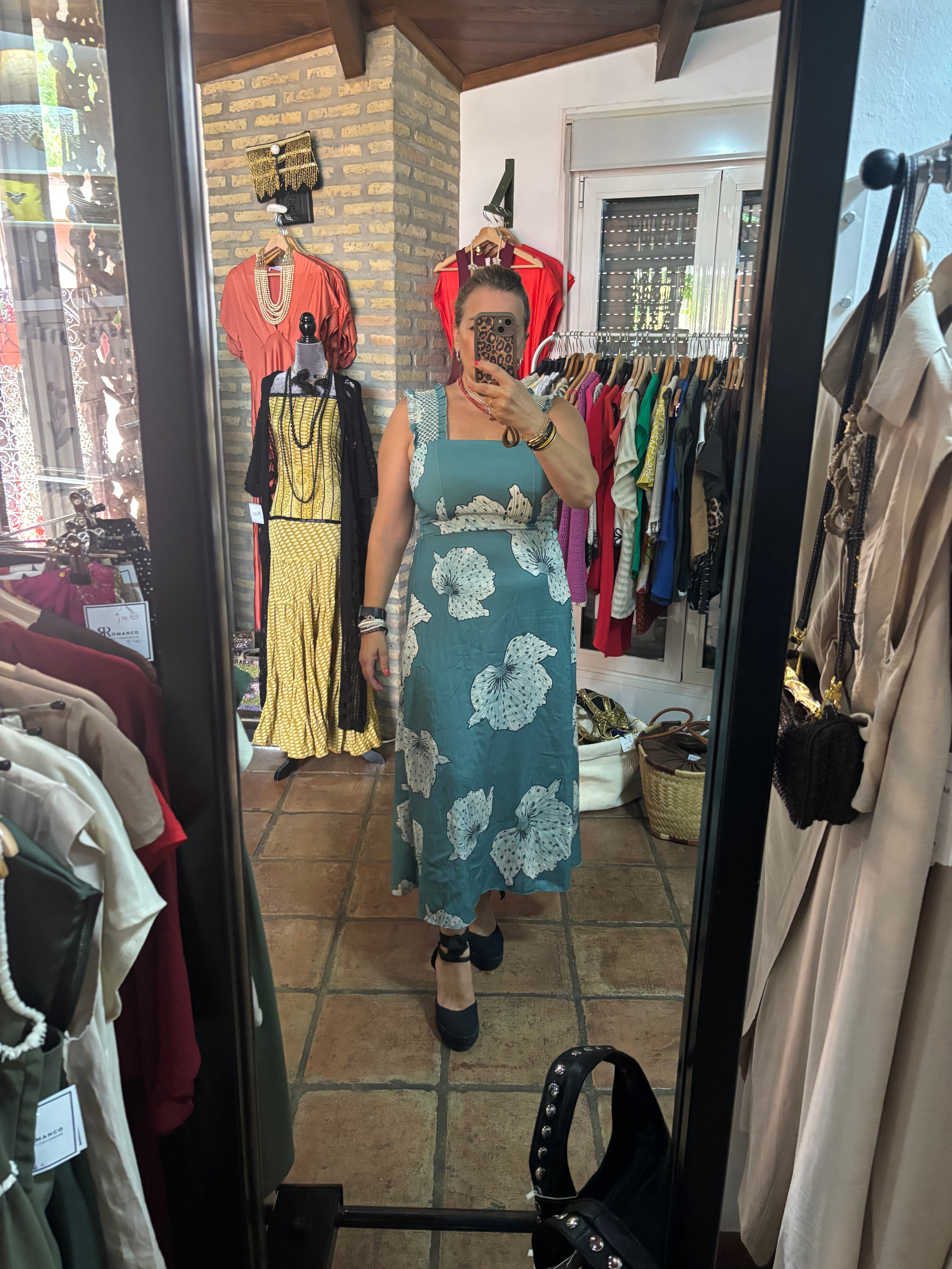 vestido color celeste dibujos