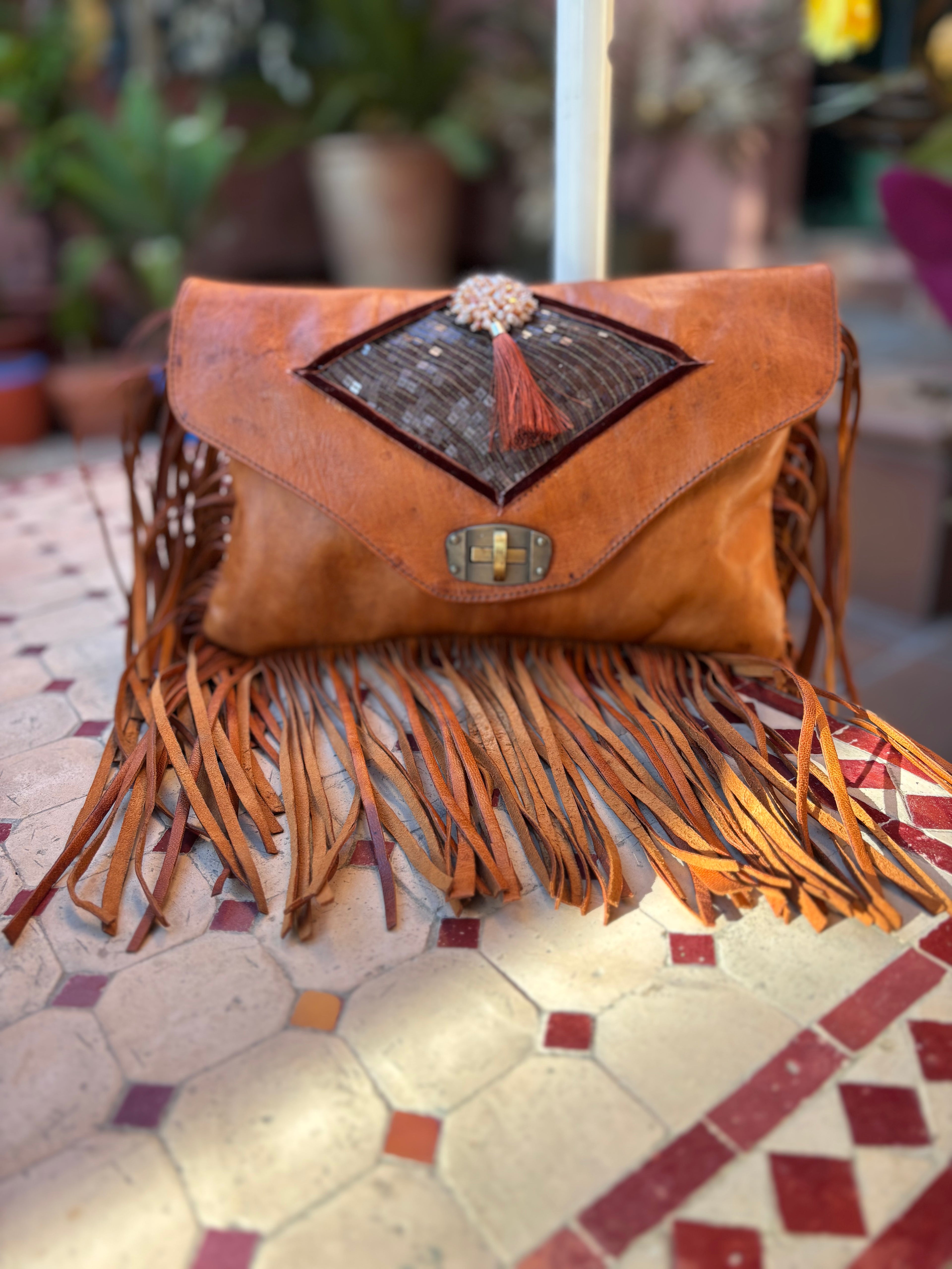 BOLSO CUERO FLECOS BORLA