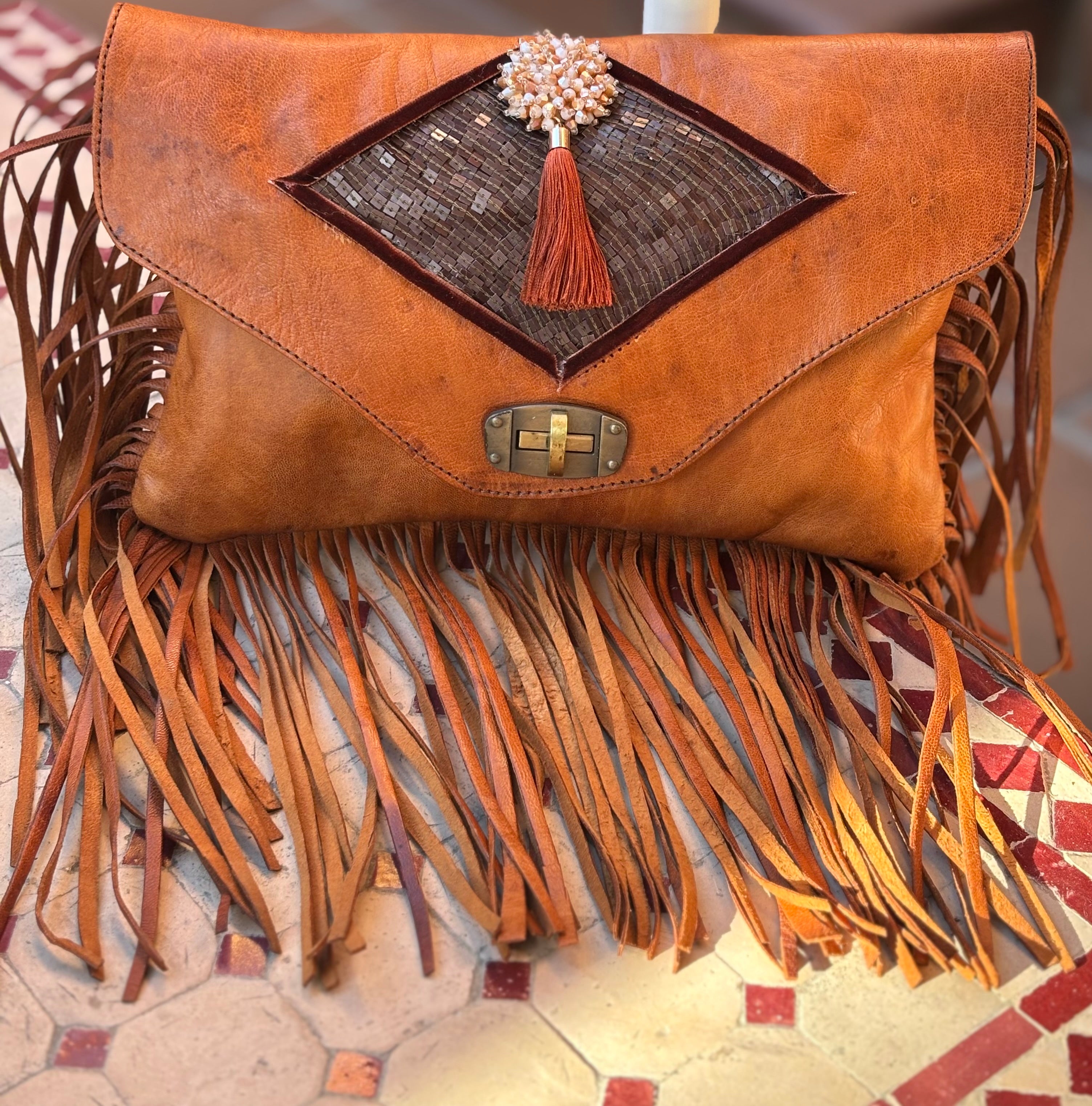 BOLSO CUERO FLECOS BORLA