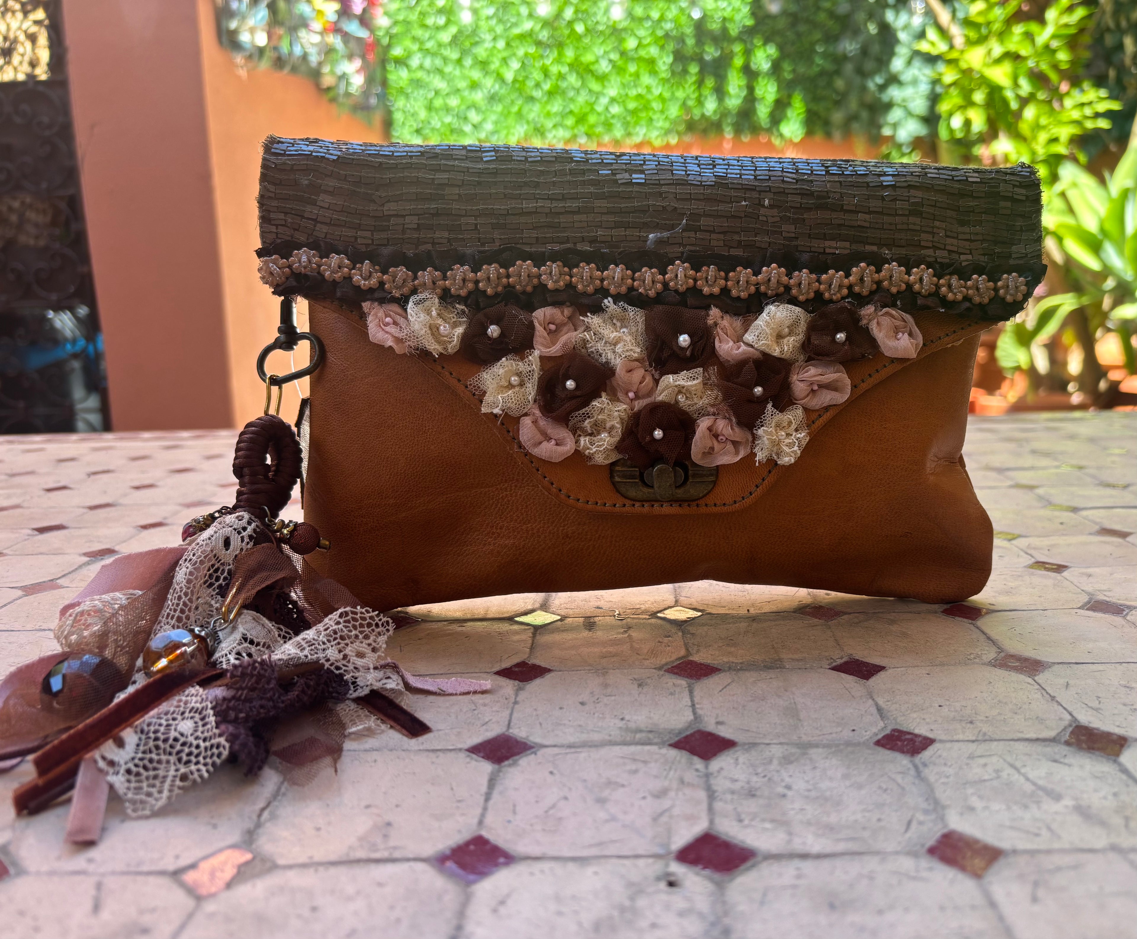 BOLSO CUERO FLOR PERLA