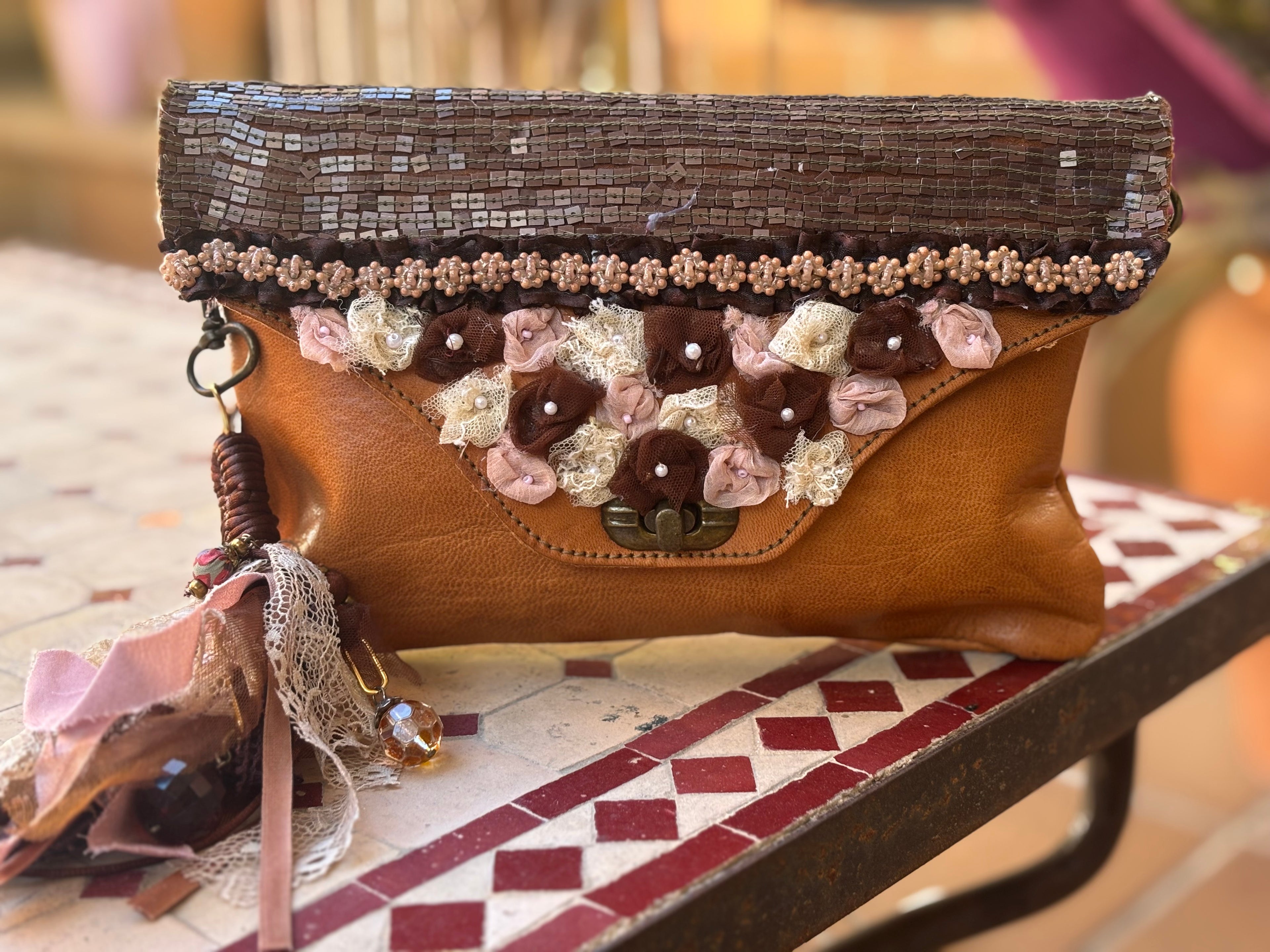 BOLSO CUERO FLOR PERLA