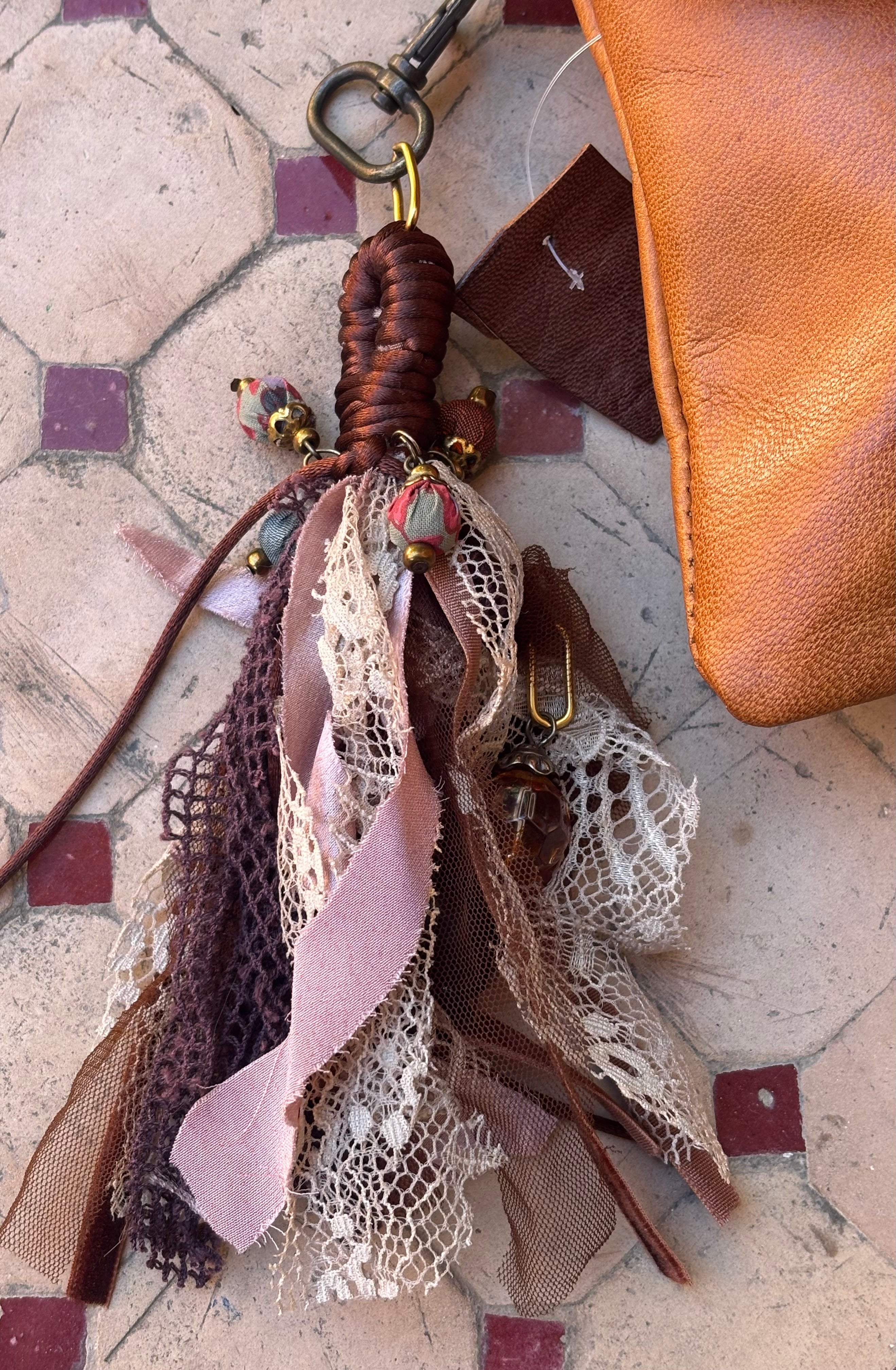 BOLSO CUERO FLOR PERLA