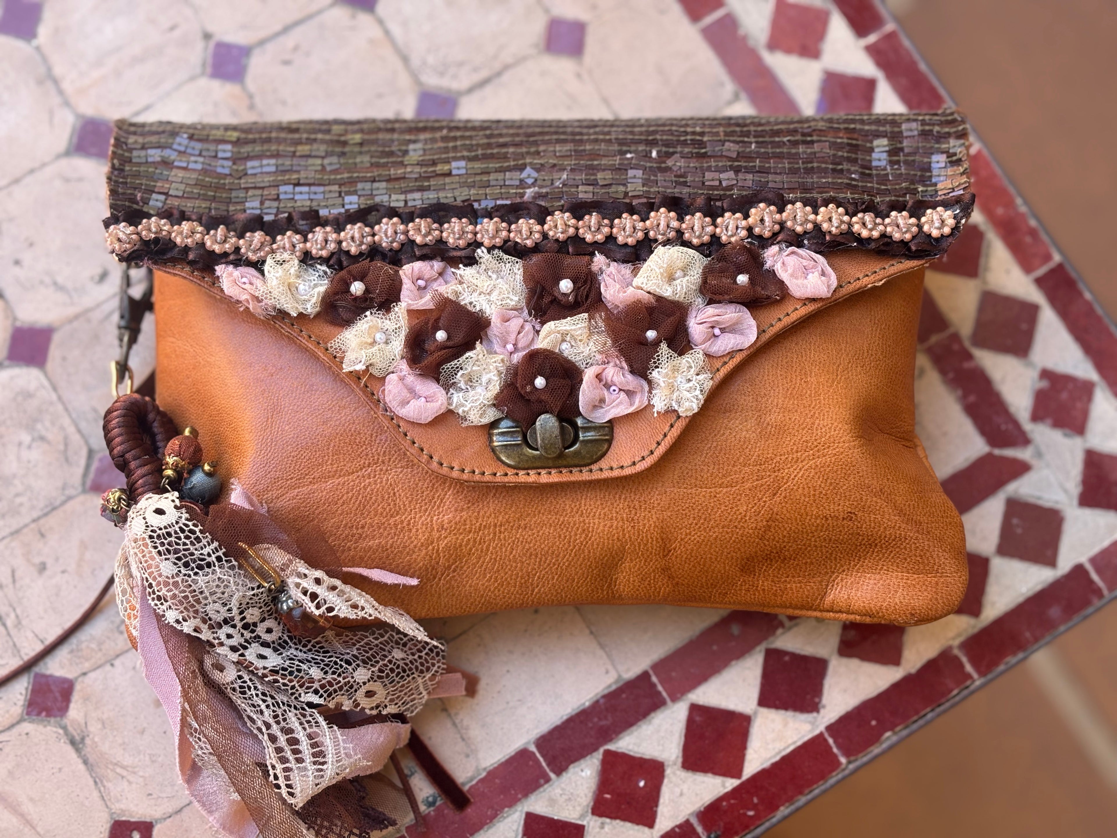 BOLSO CUERO FLOR PERLA