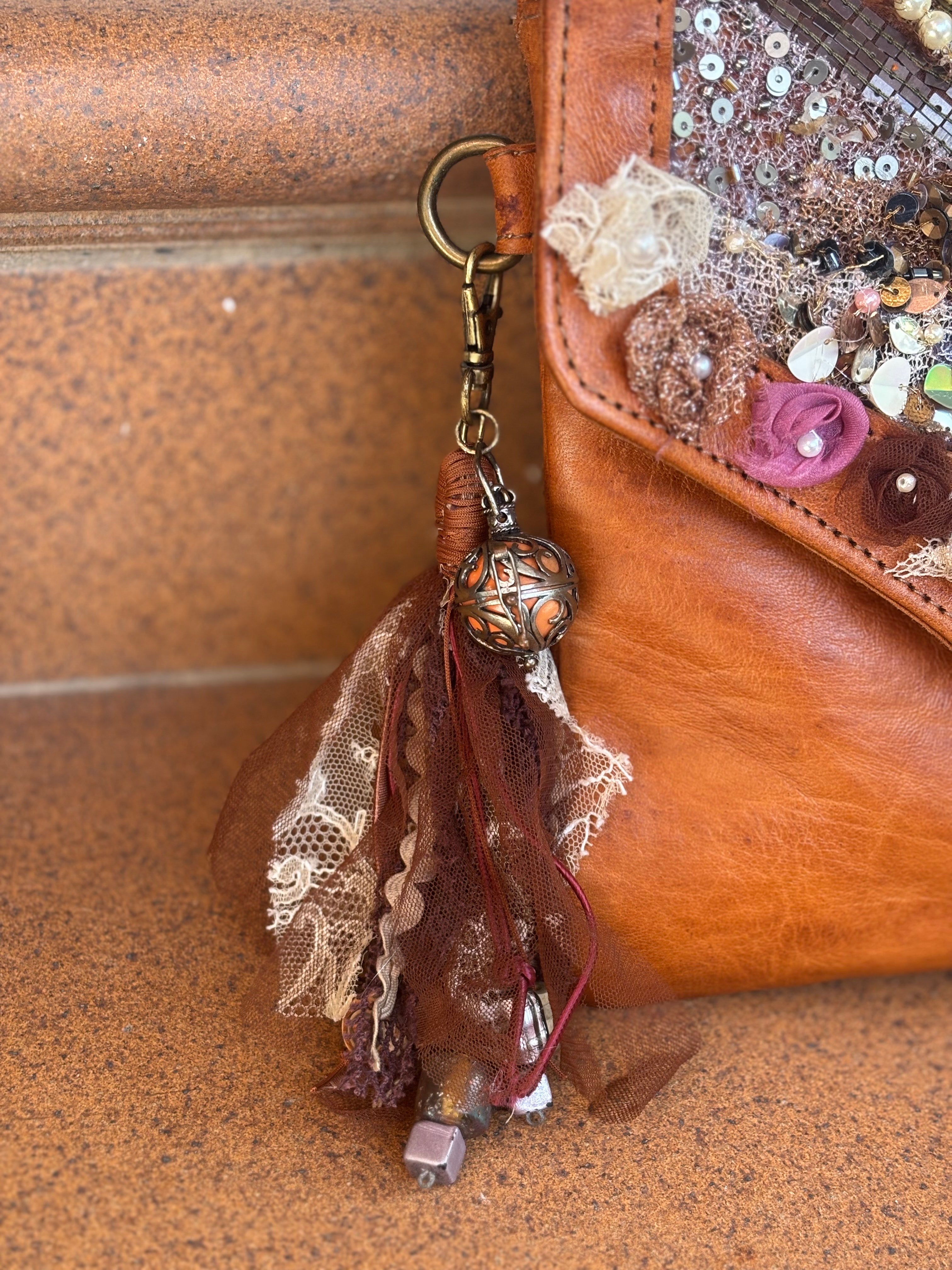 BOLSO LENTEJUELAS CUERO
