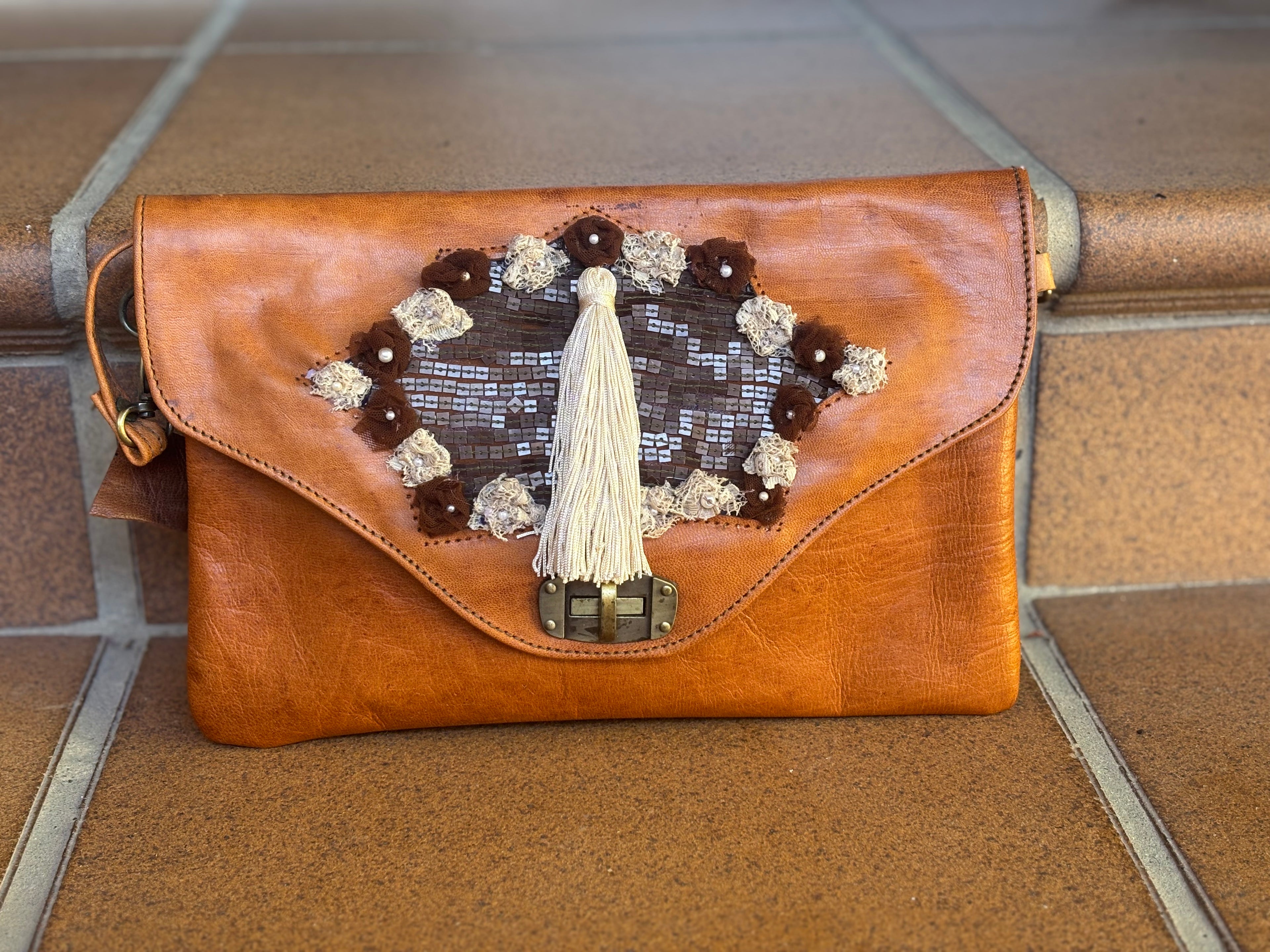 BOLSO CUERO CON LENTEJUELA CON BORLON