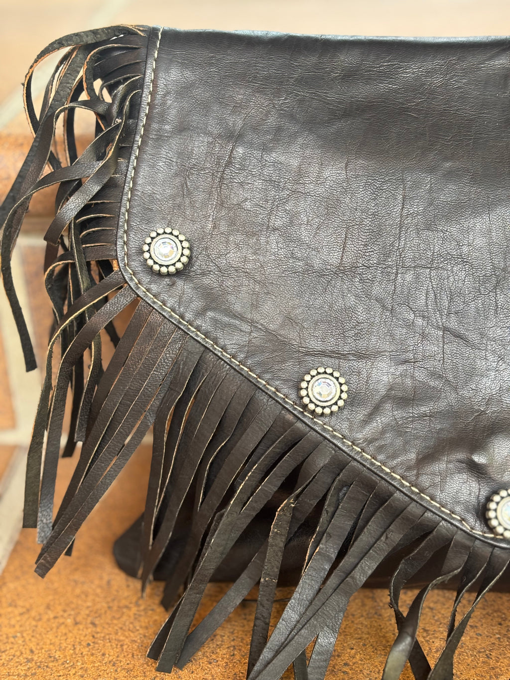 Bolso de piel flecos y tachas