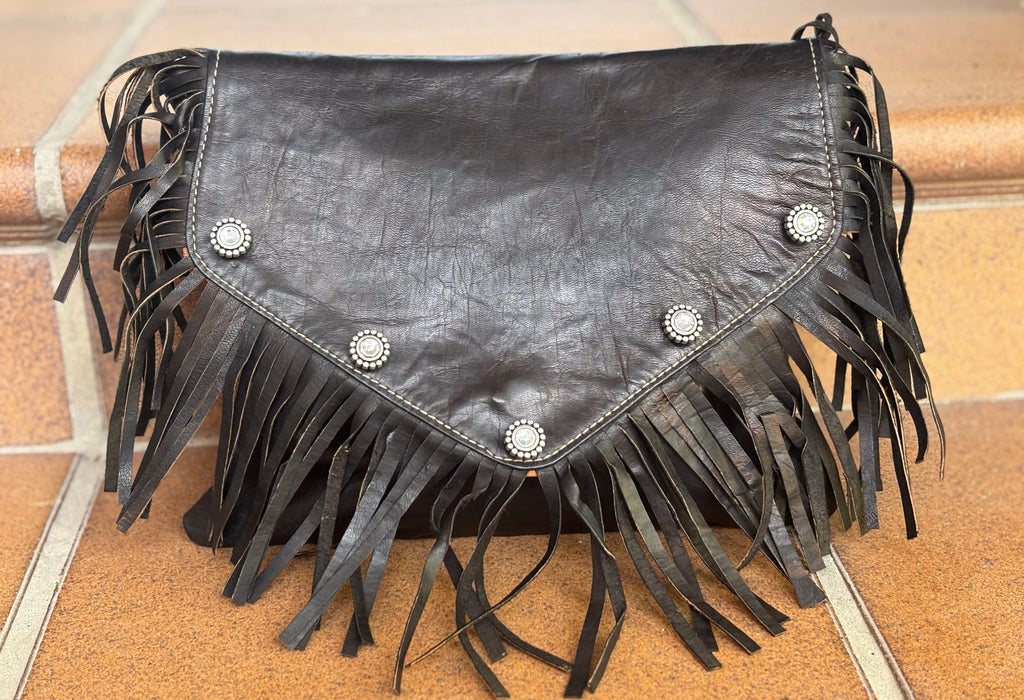 Bolso de piel flecos y tachas