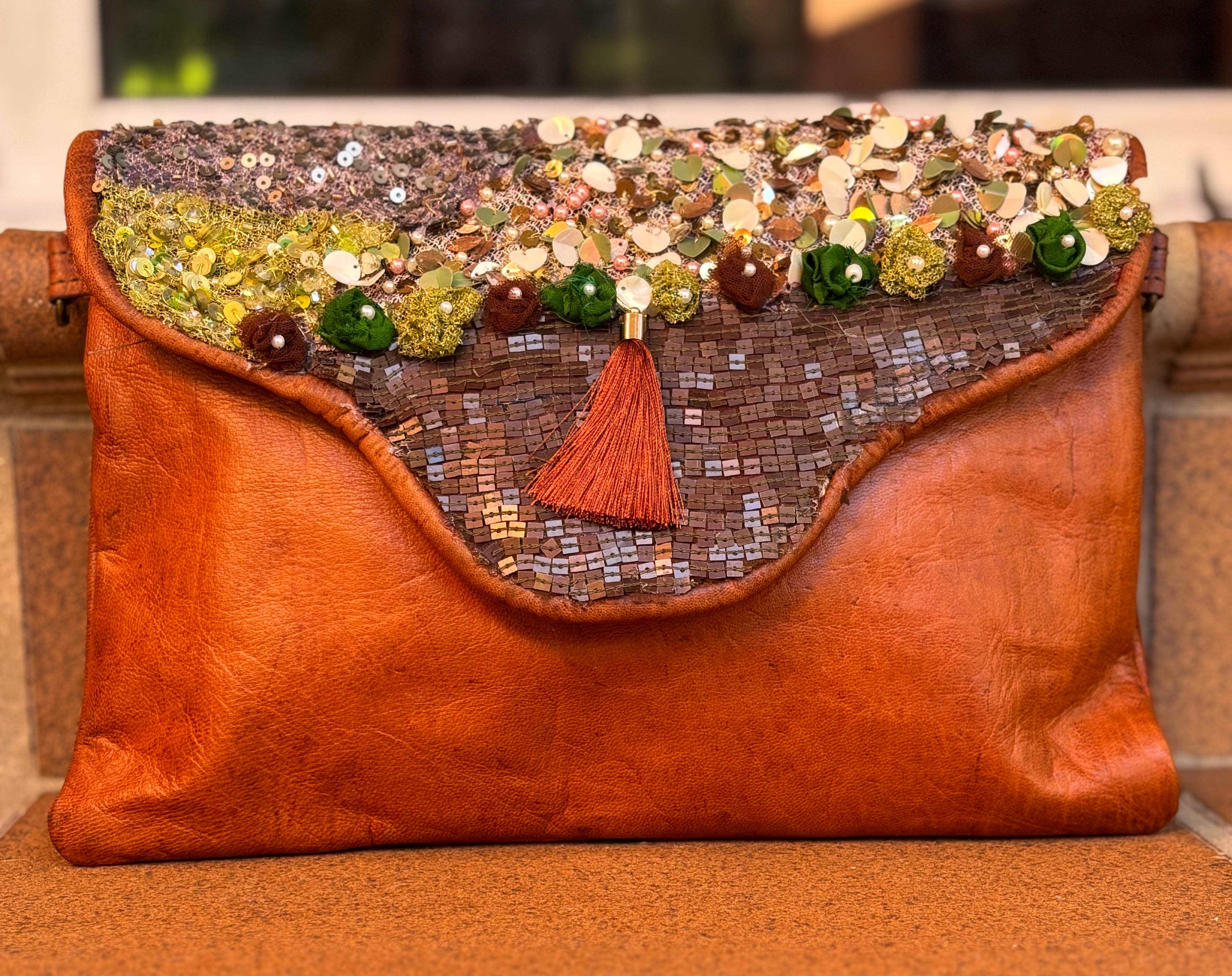 Bolso lentejuelas borlon y flores