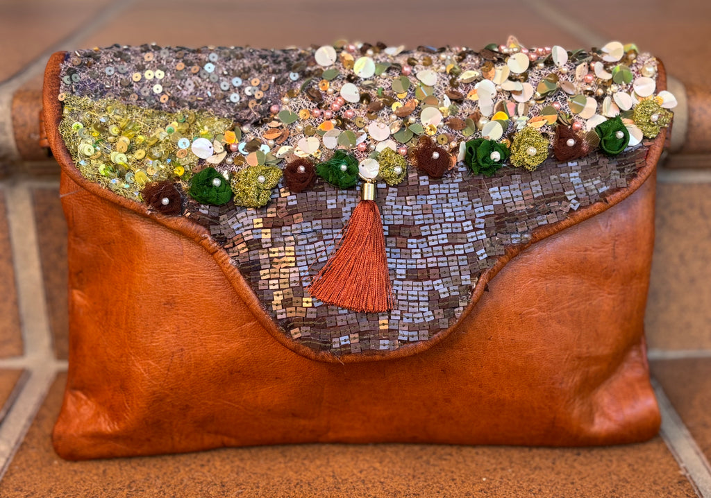 Bolso lentejuelas borlon y flores