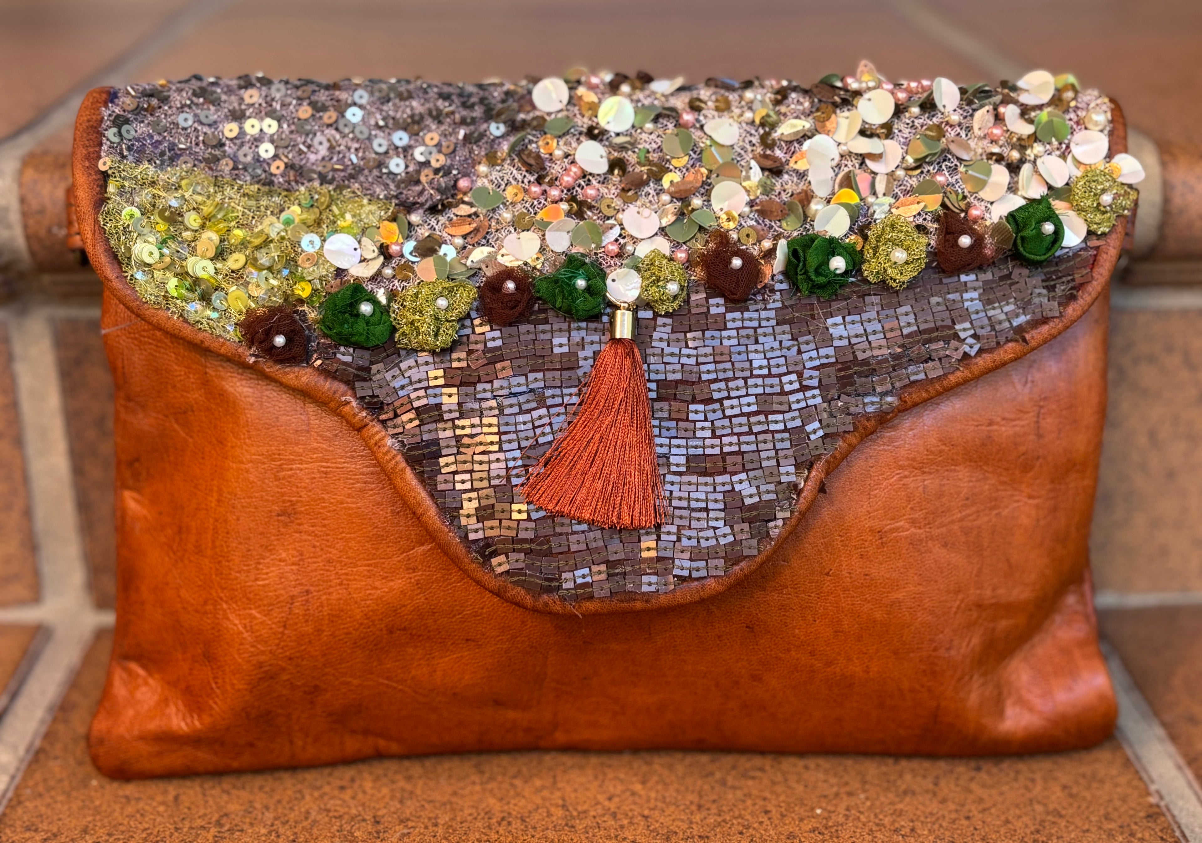 Bolso lentejuelas borlon y flores