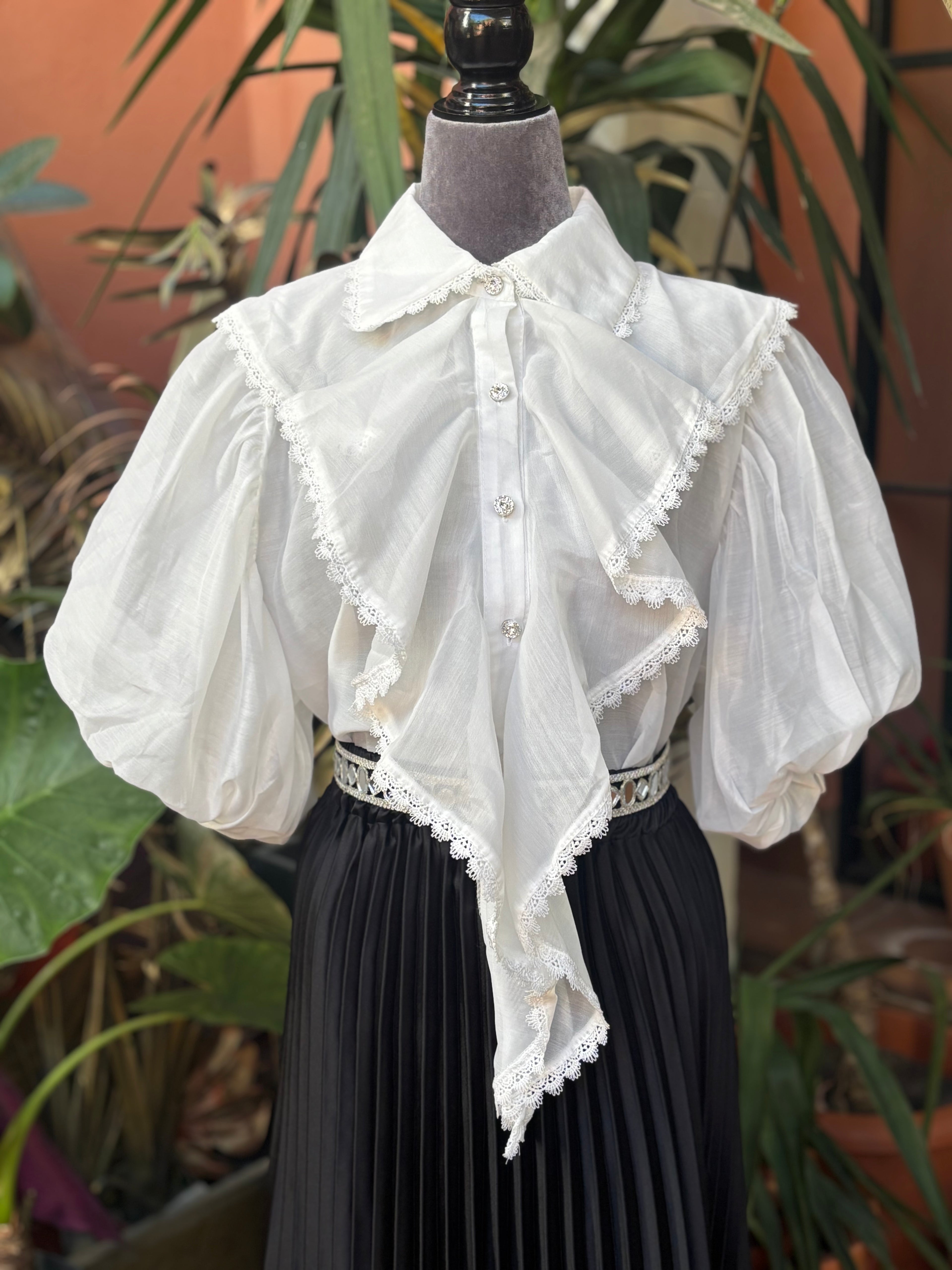 Camisa blanca chorreras