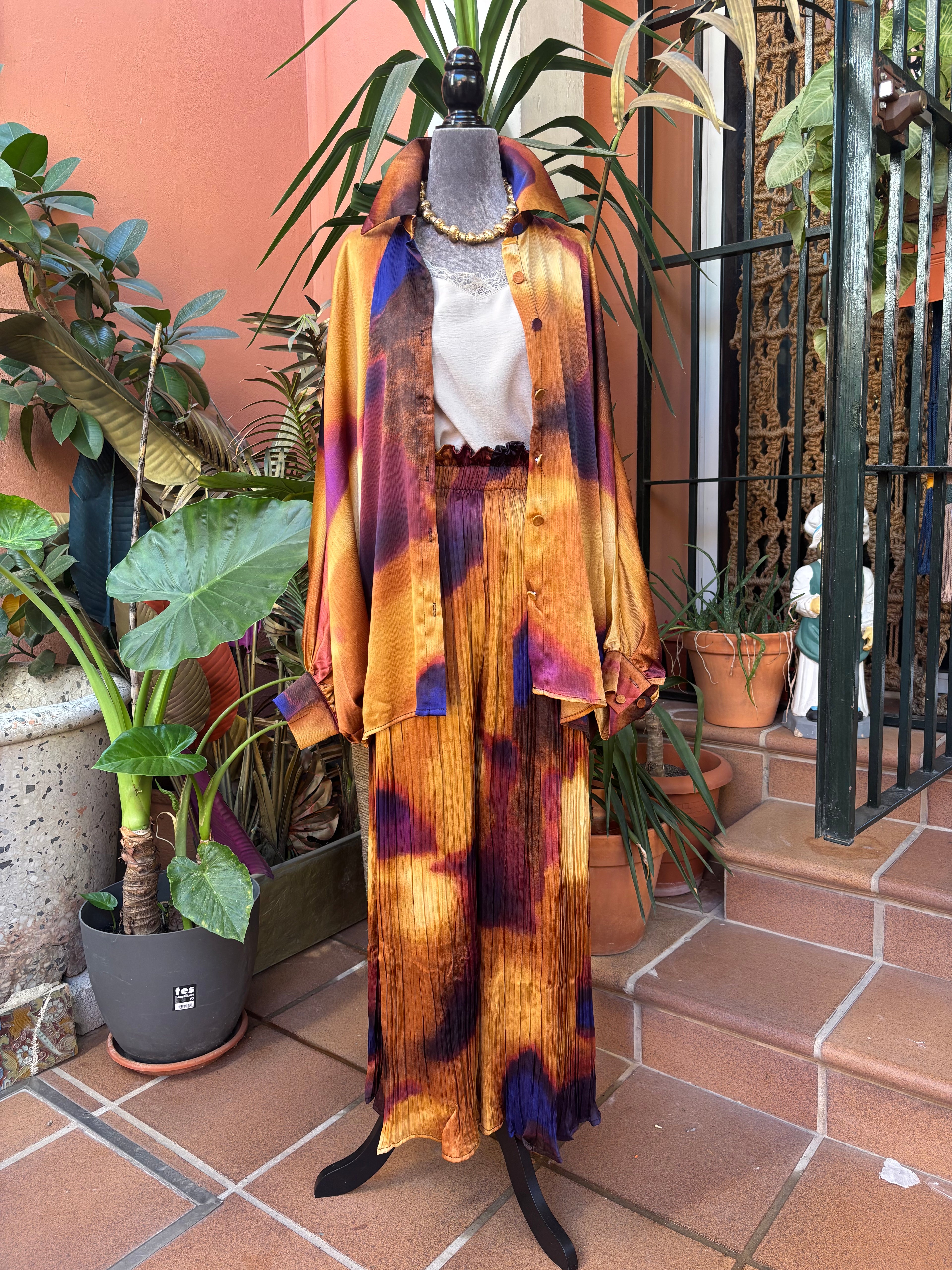 Conjunto pantalon plisado y Camisa dorado murcielago