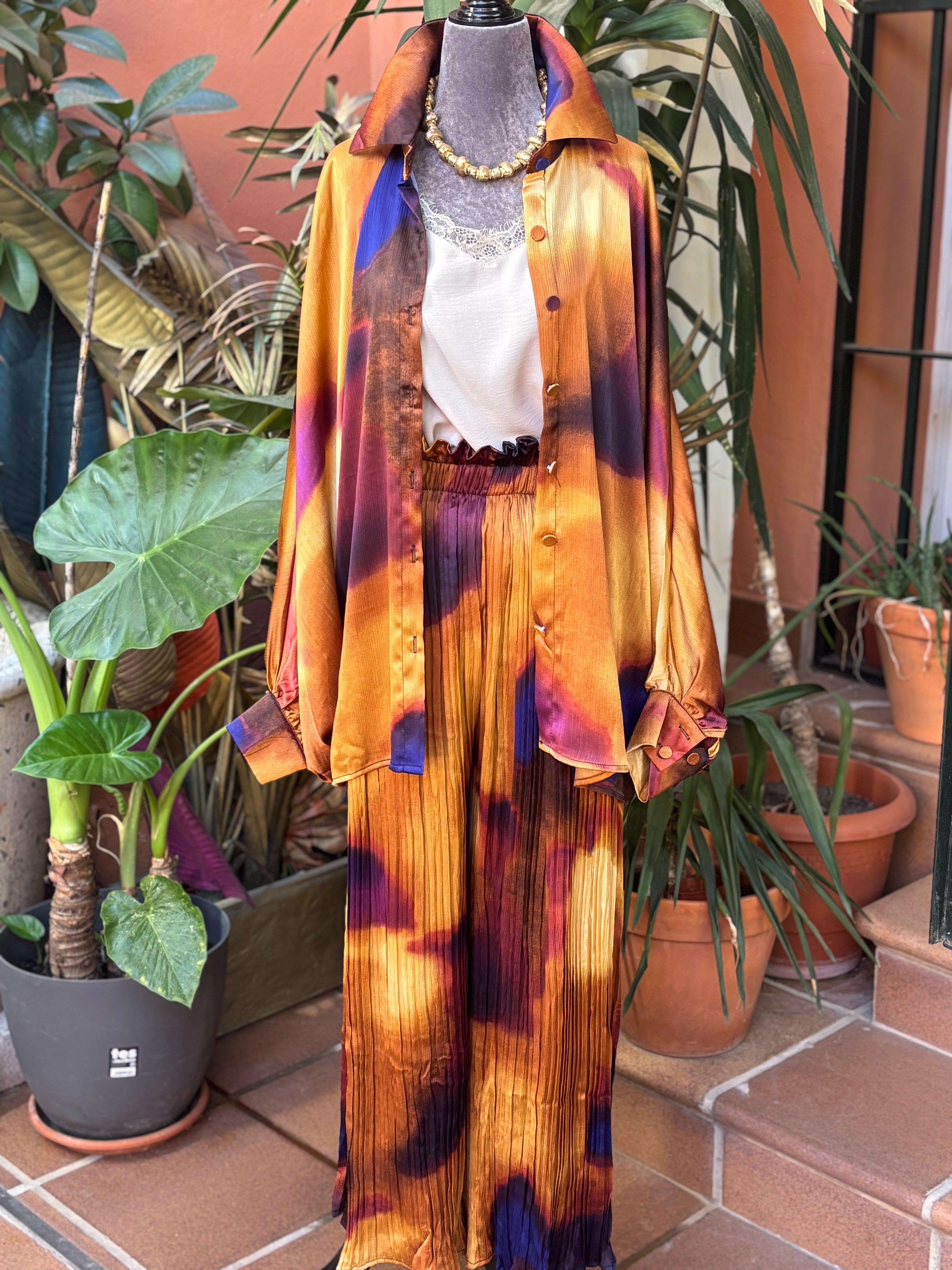 Conjunto pantalon plisado y Camisa dorado murcielago