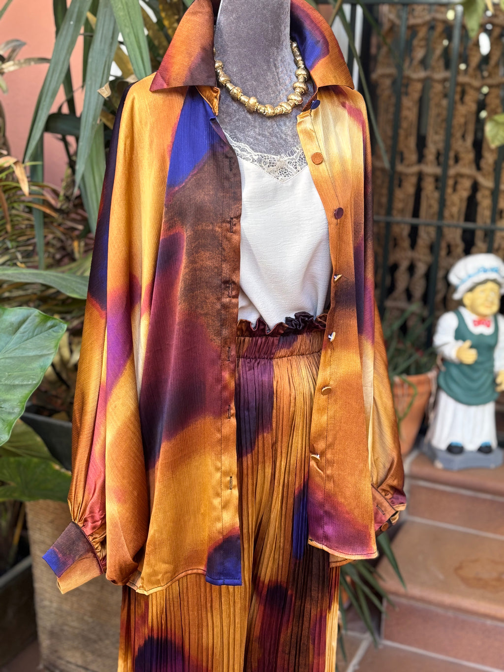 Conjunto pantalon plisado y Camisa dorado murcielago