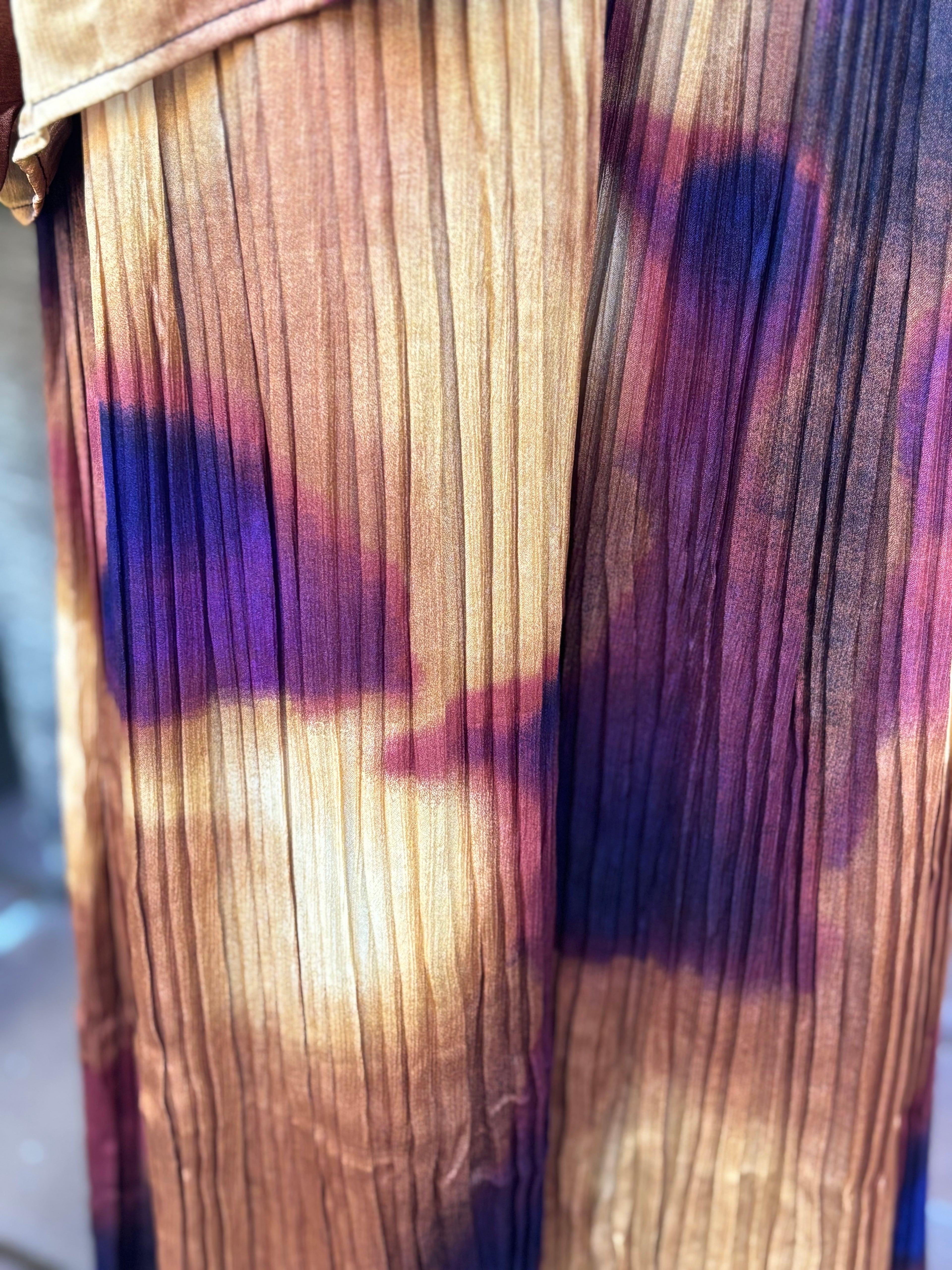 Conjunto pantalon plisado y Camisa dorado murcielago