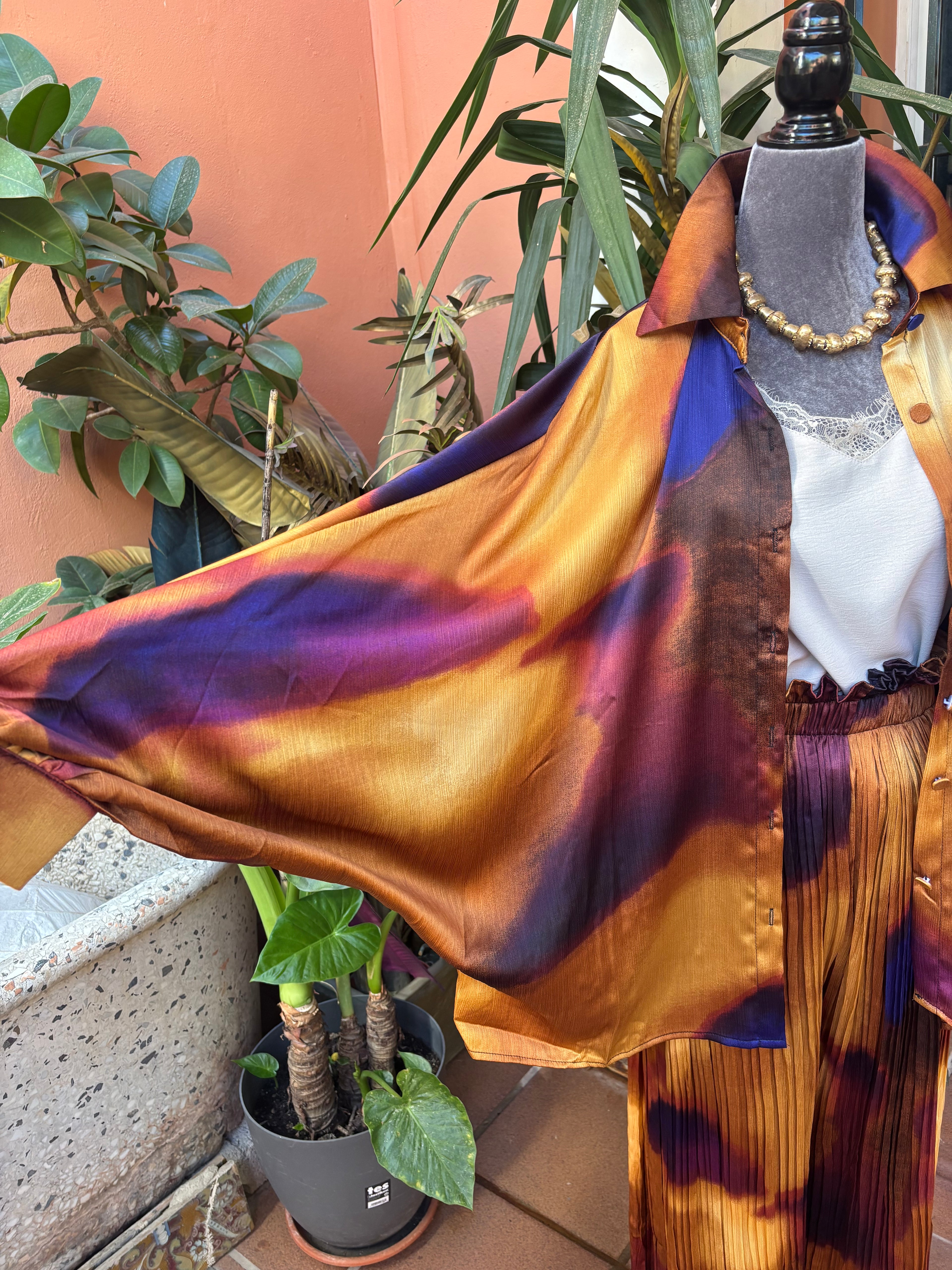 Conjunto pantalon plisado y Camisa dorado murcielago