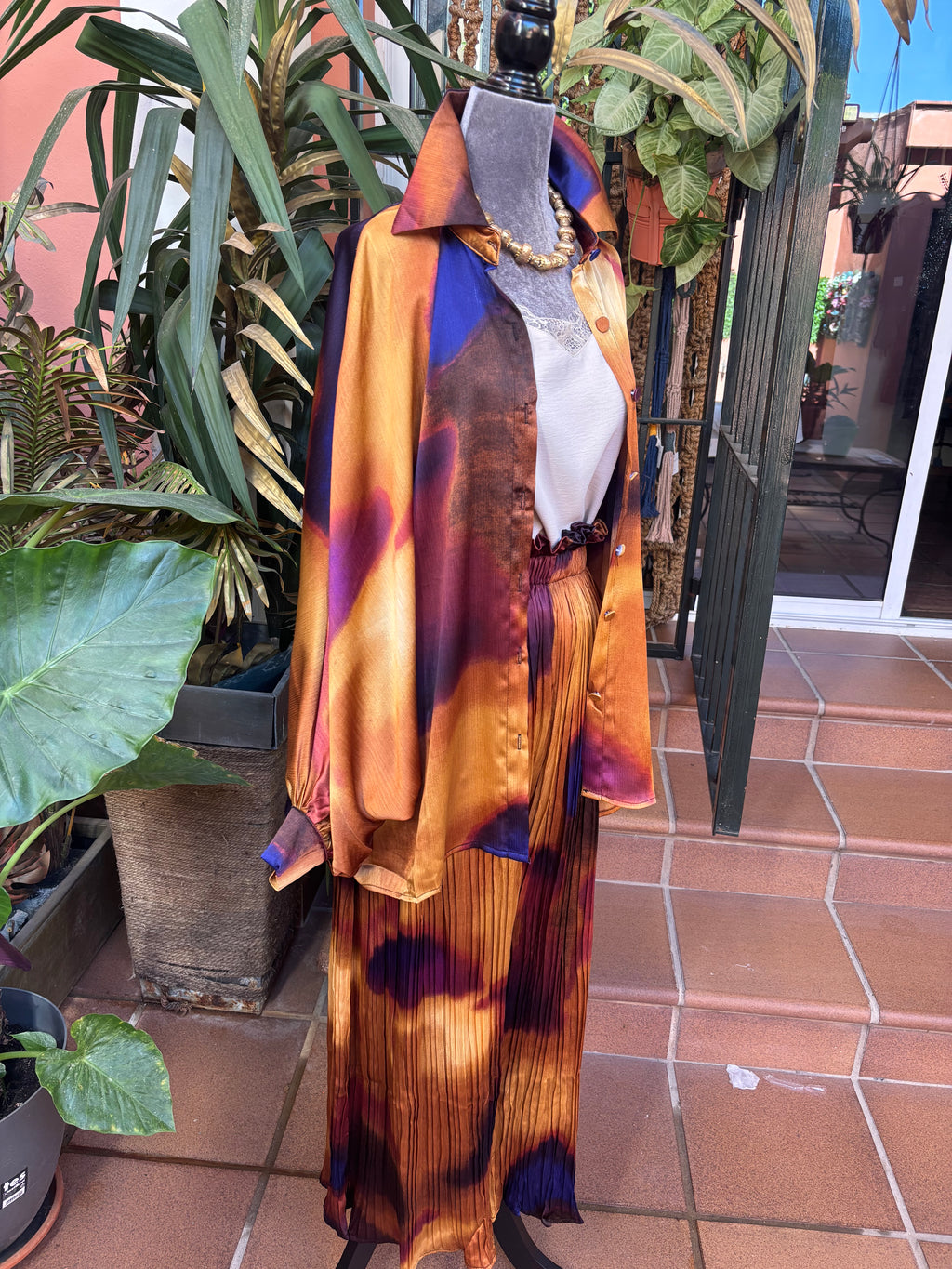 Conjunto pantalon plisado y Camisa dorado murcielago