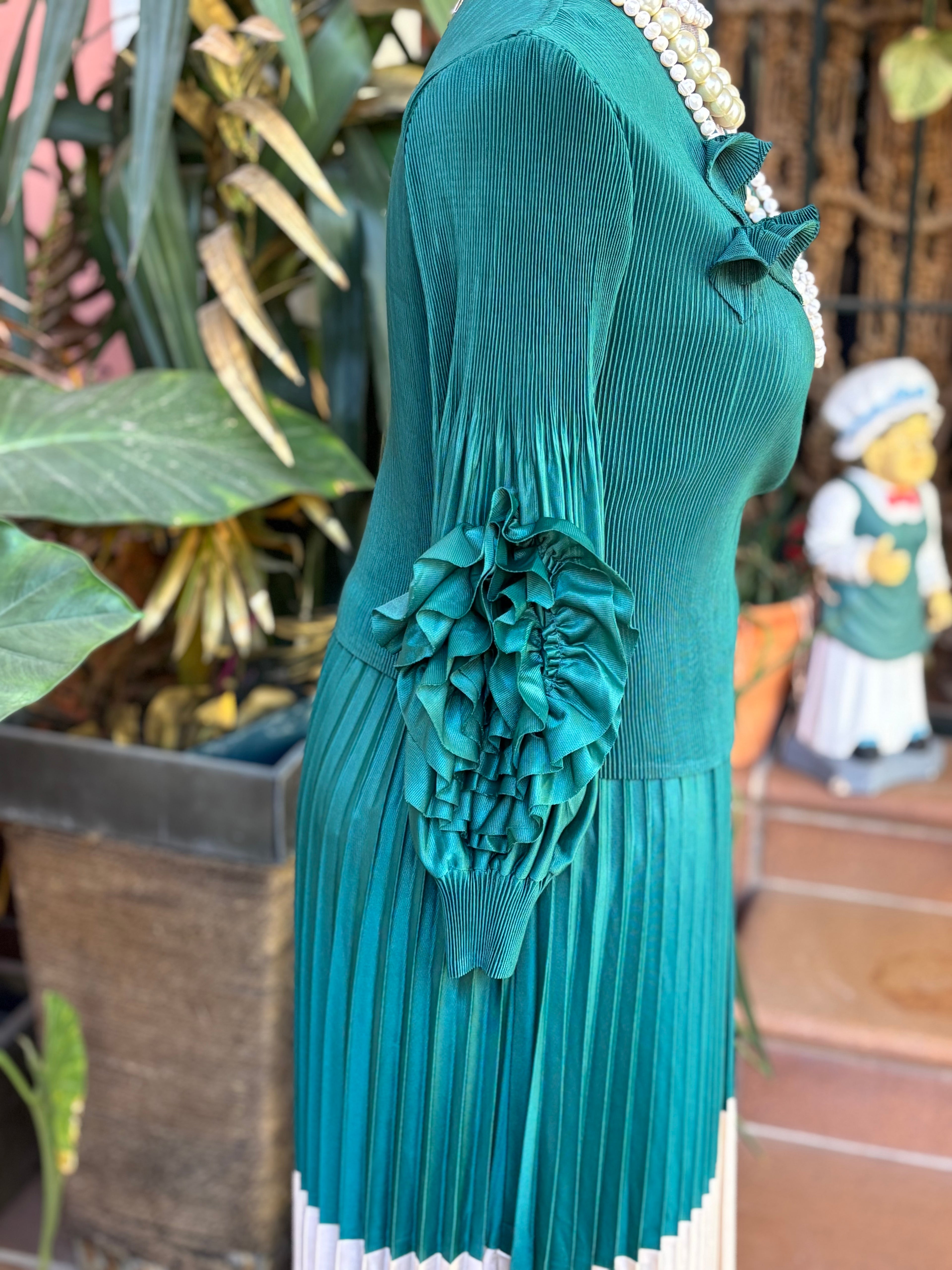 VESTIDO PLISADO VERDE CRUDO