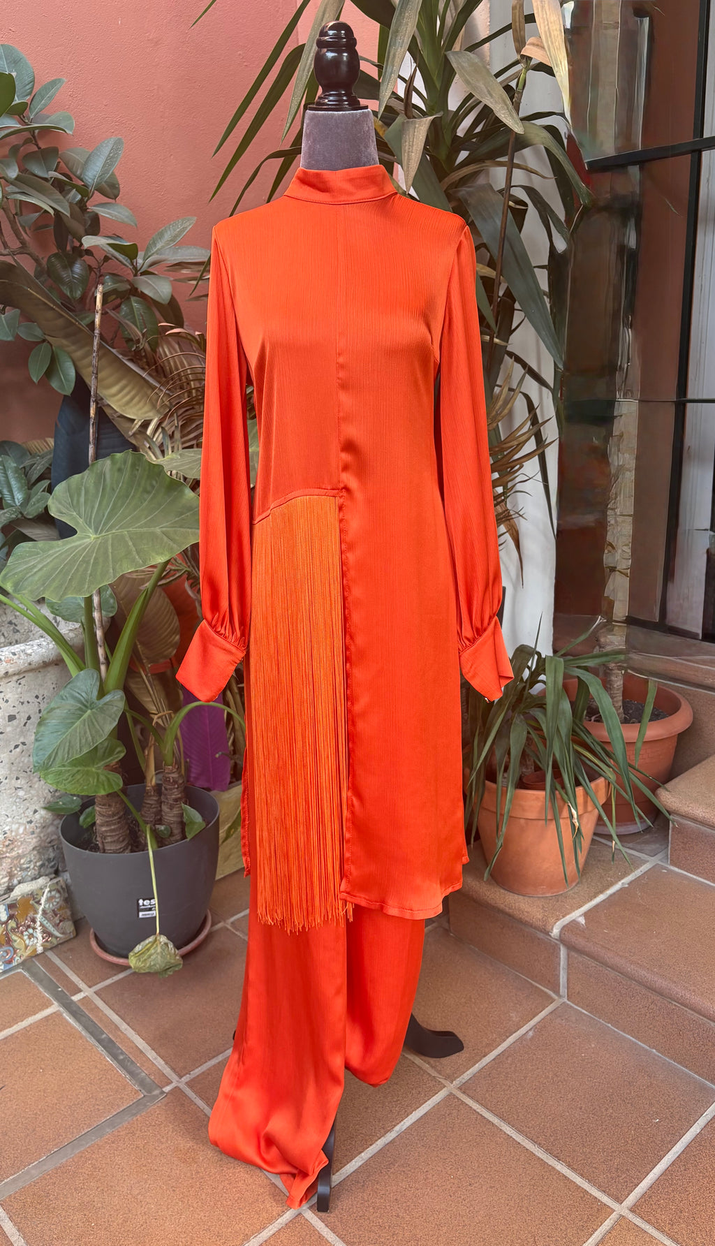 TRAJE CONJUNTO FLECOS NARANJA