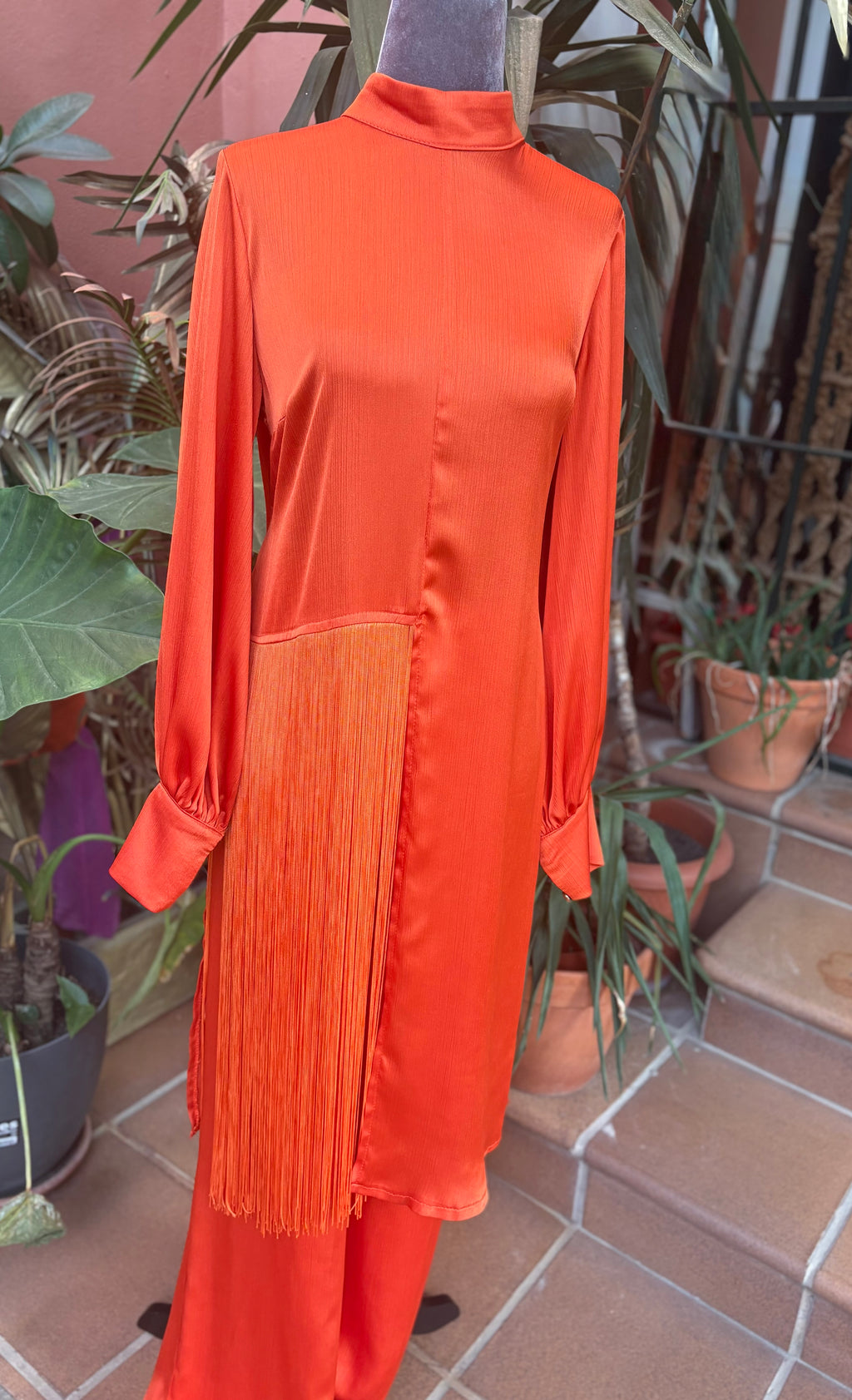 TRAJE CONJUNTO FLECOS NARANJA