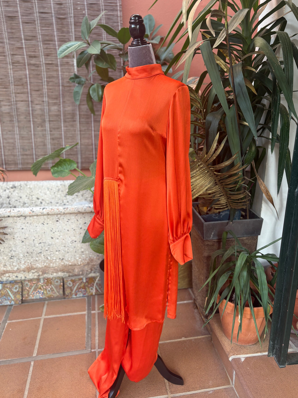 TRAJE CONJUNTO FLECOS NARANJA