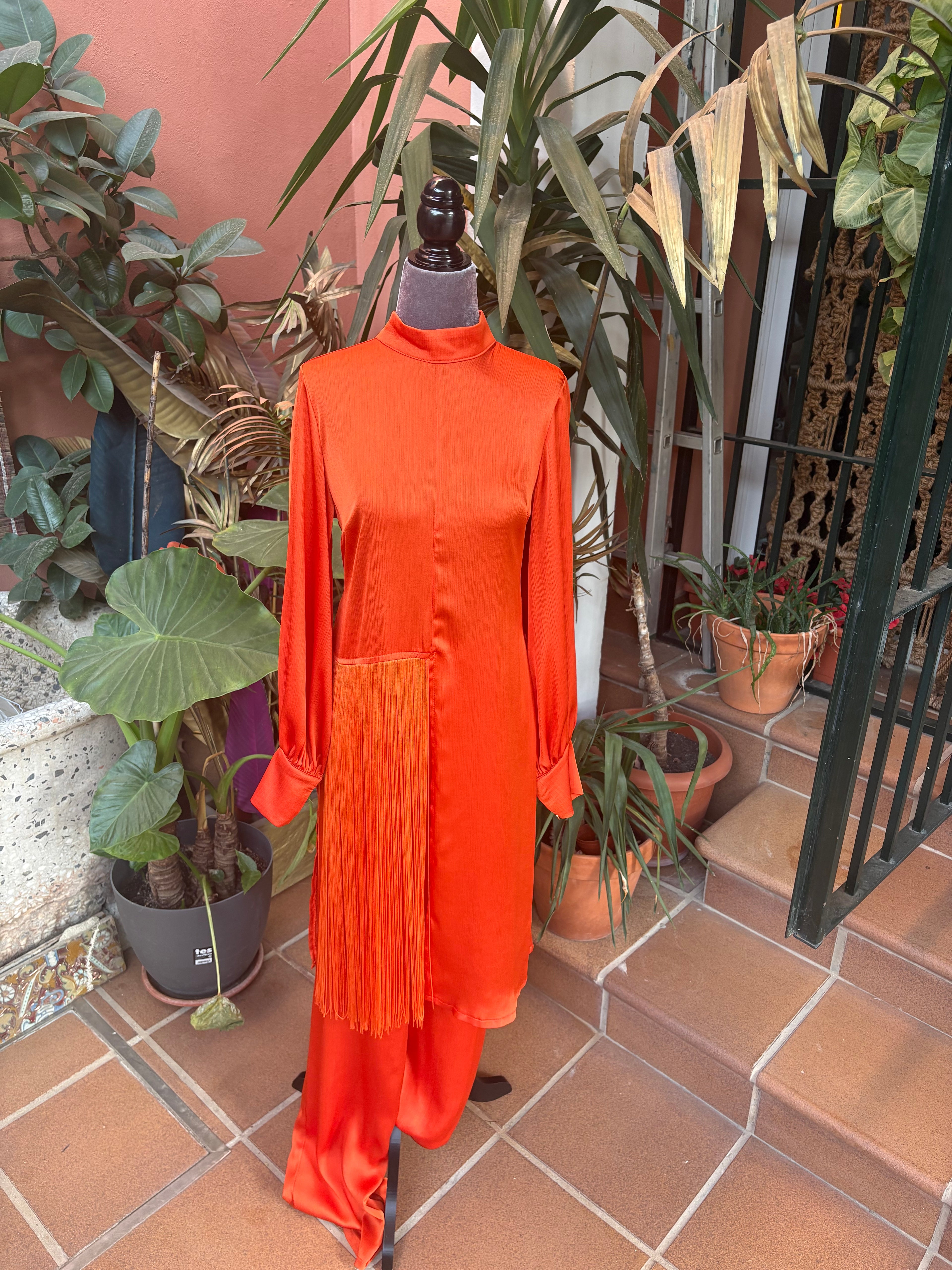 TRAJE CONJUNTO FLECOS NARANJA