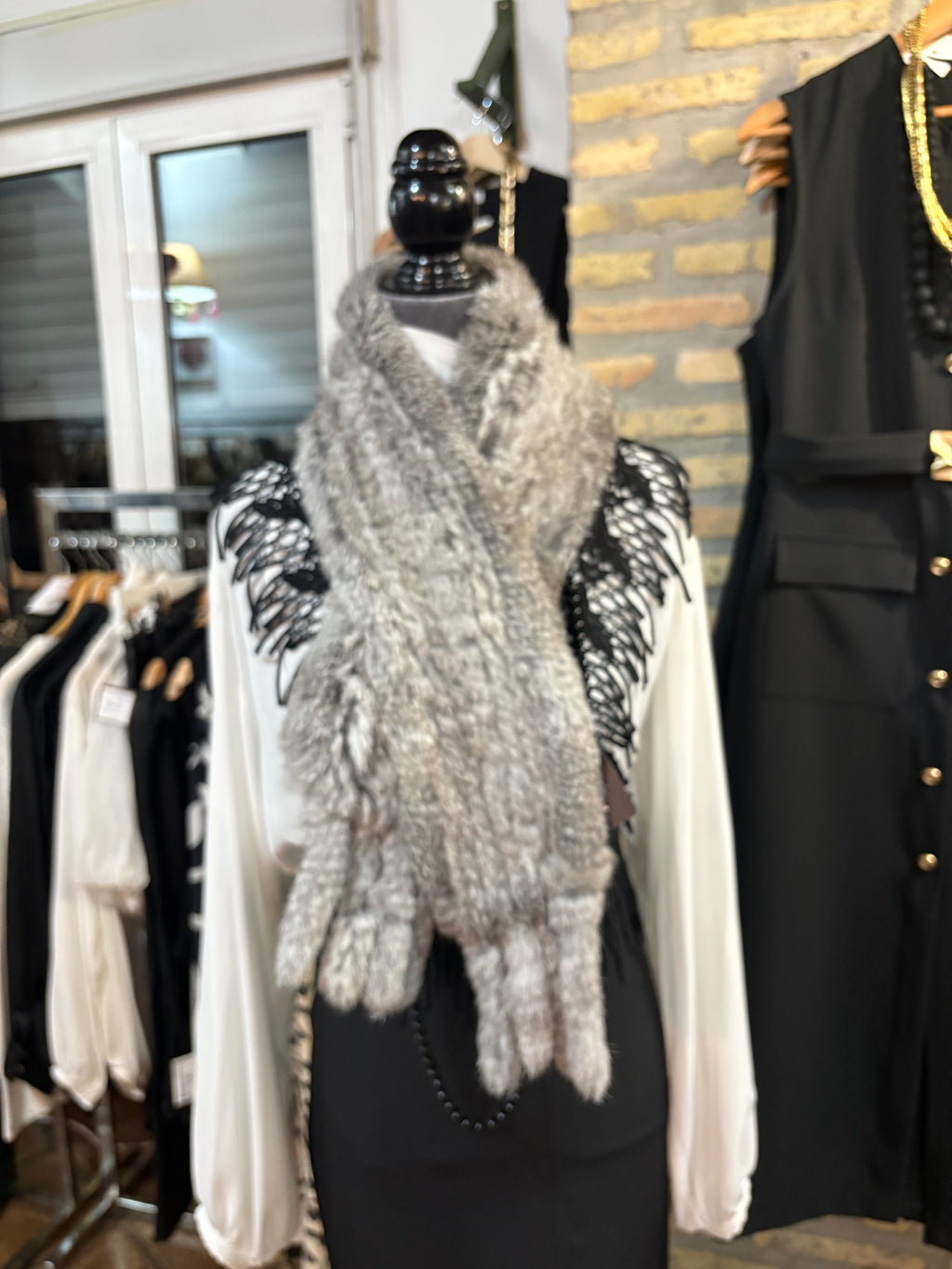 Cuello pequeño sintetico gris