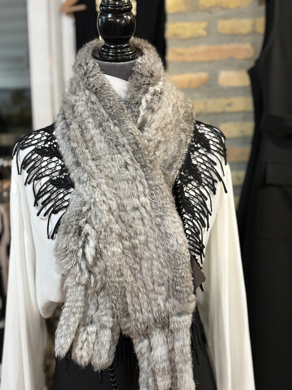 Cuello pequeño sintetico gris