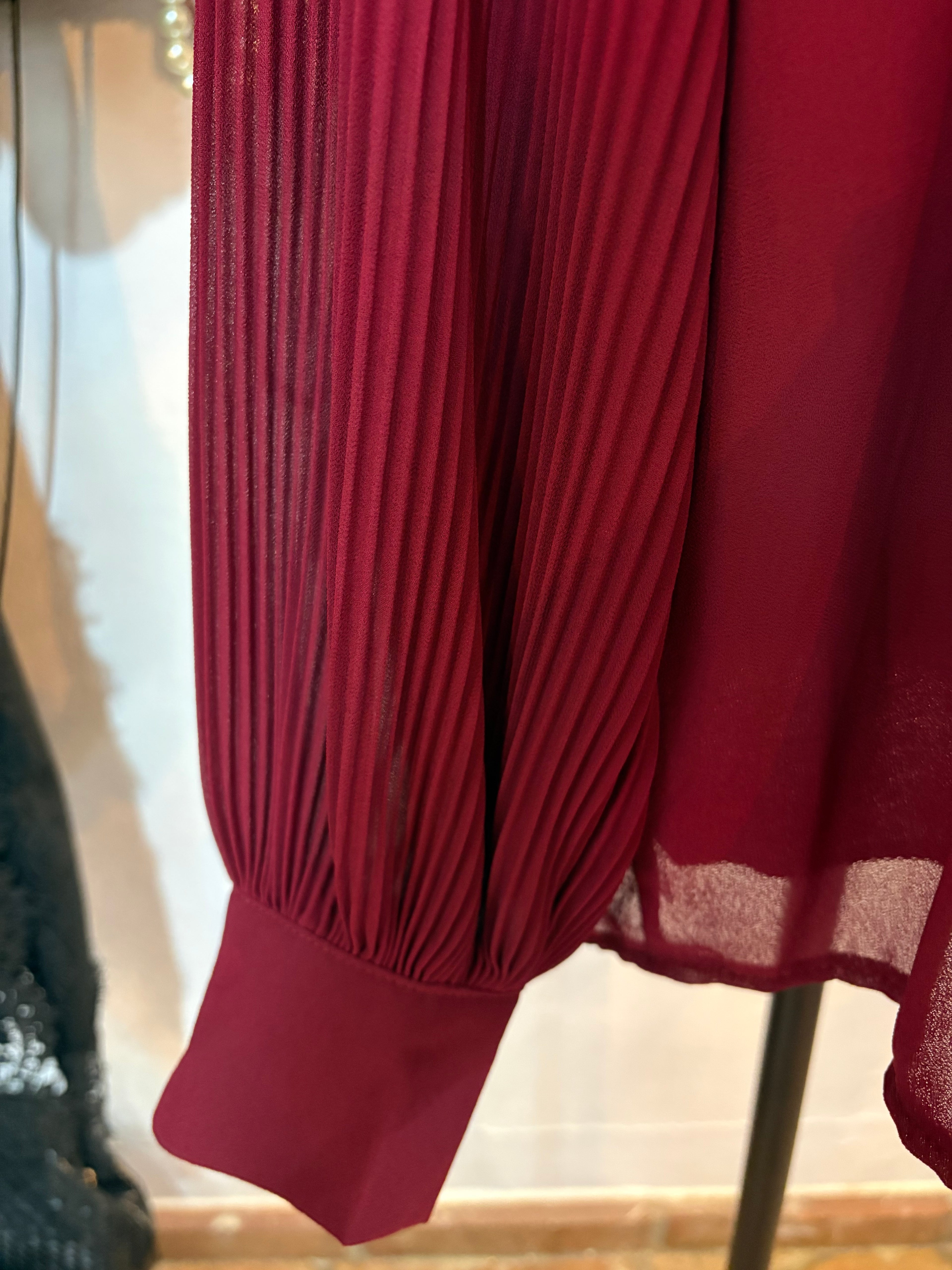 CAMISA GASA BURDEOS PLISADS