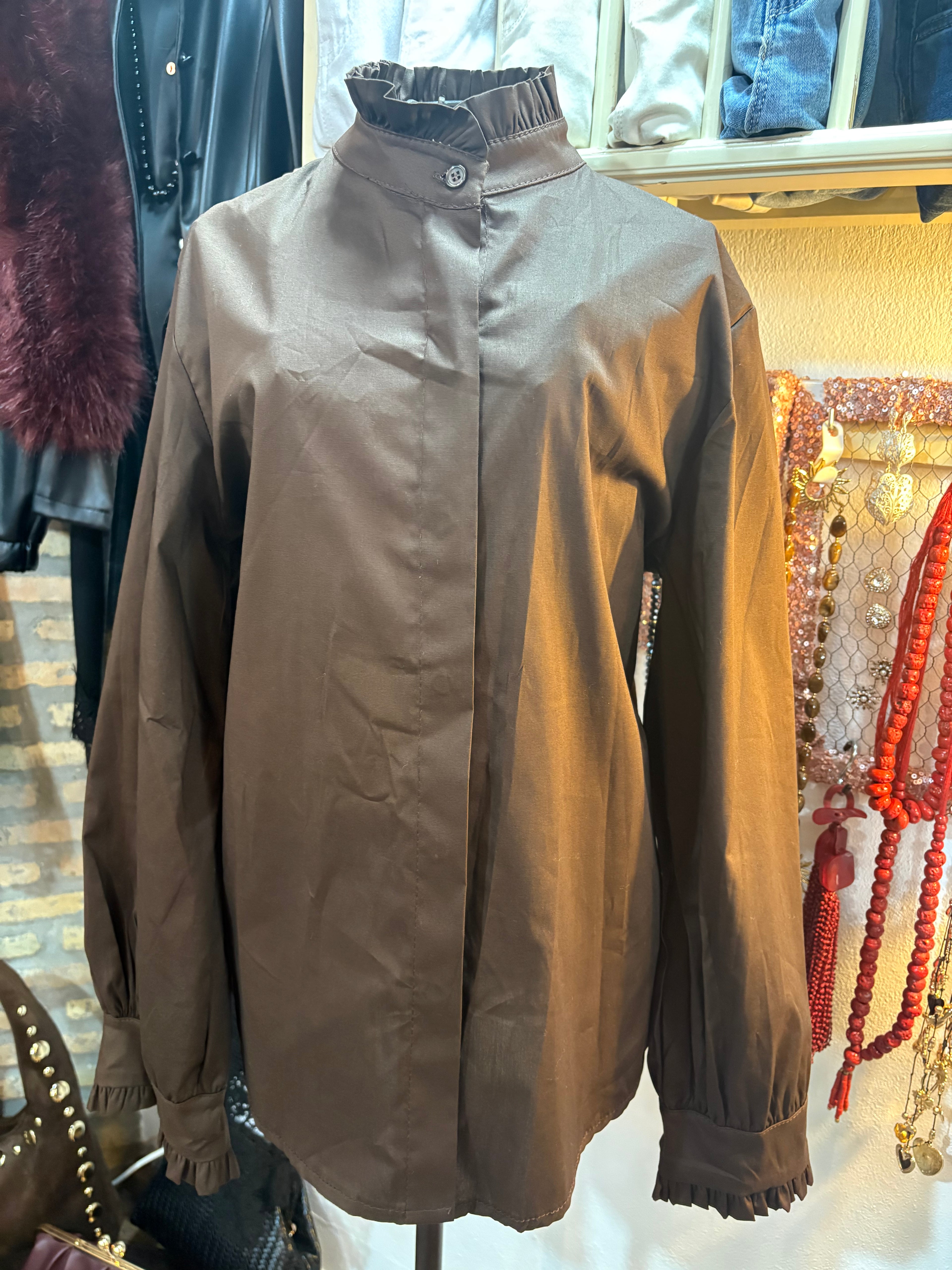 CAMISA CHOCOLATE BOTONES OCULTOS