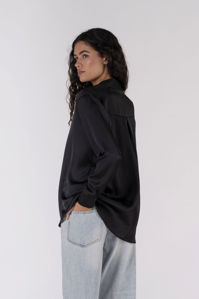 CAMISA SATINADA NEGRA